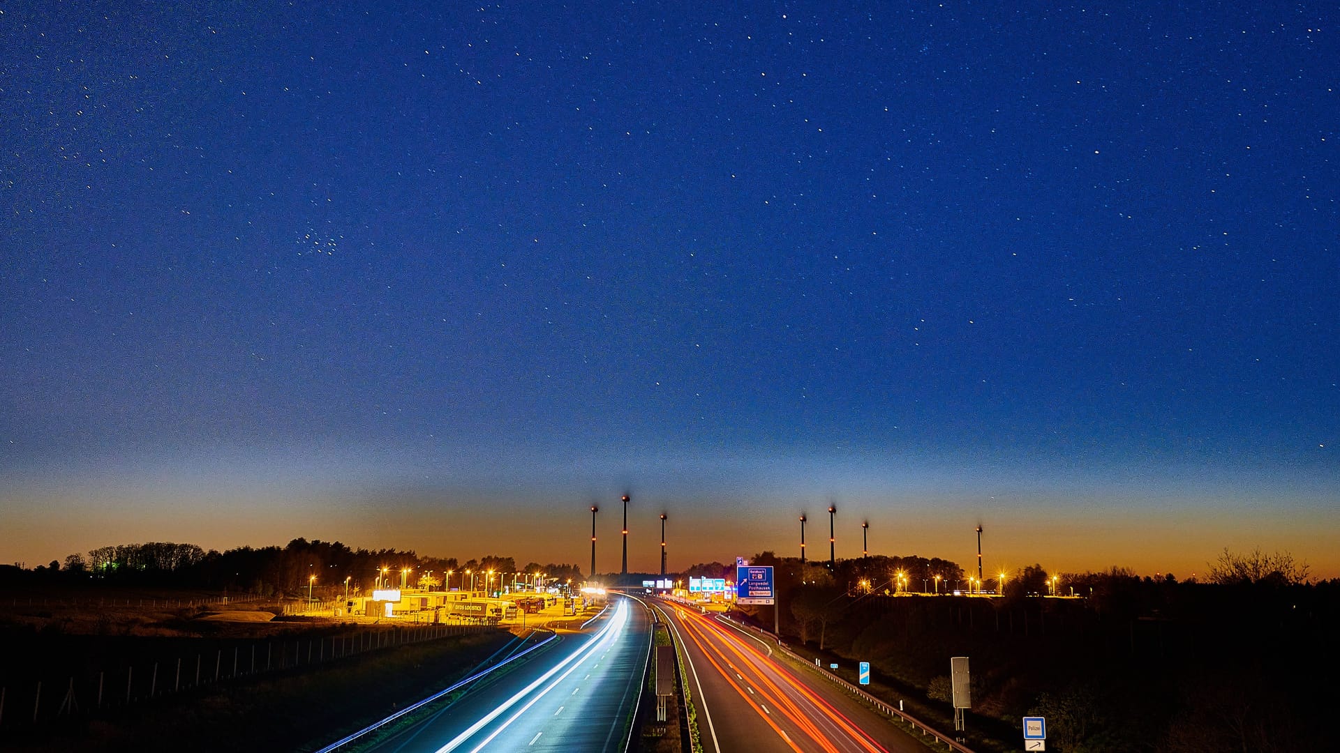 Die Autobahn-Raststätte Goldbach bei Nacht: Die A27 muss ein Wochenende lang gesperrt werden. Die Autobahn-Raststätte Goldbach bei Nacht: Die A27 muss ein Wochenende lang gesperrt werden.