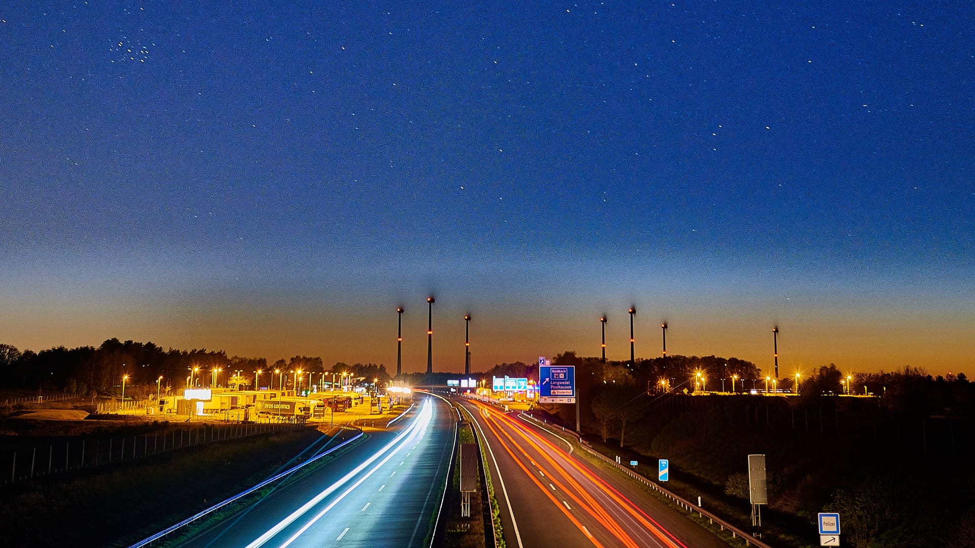 Die Autobahn-Raststätte Goldbach bei Nacht: Die A27 muss ein Wochenende lang gesperrt werden.