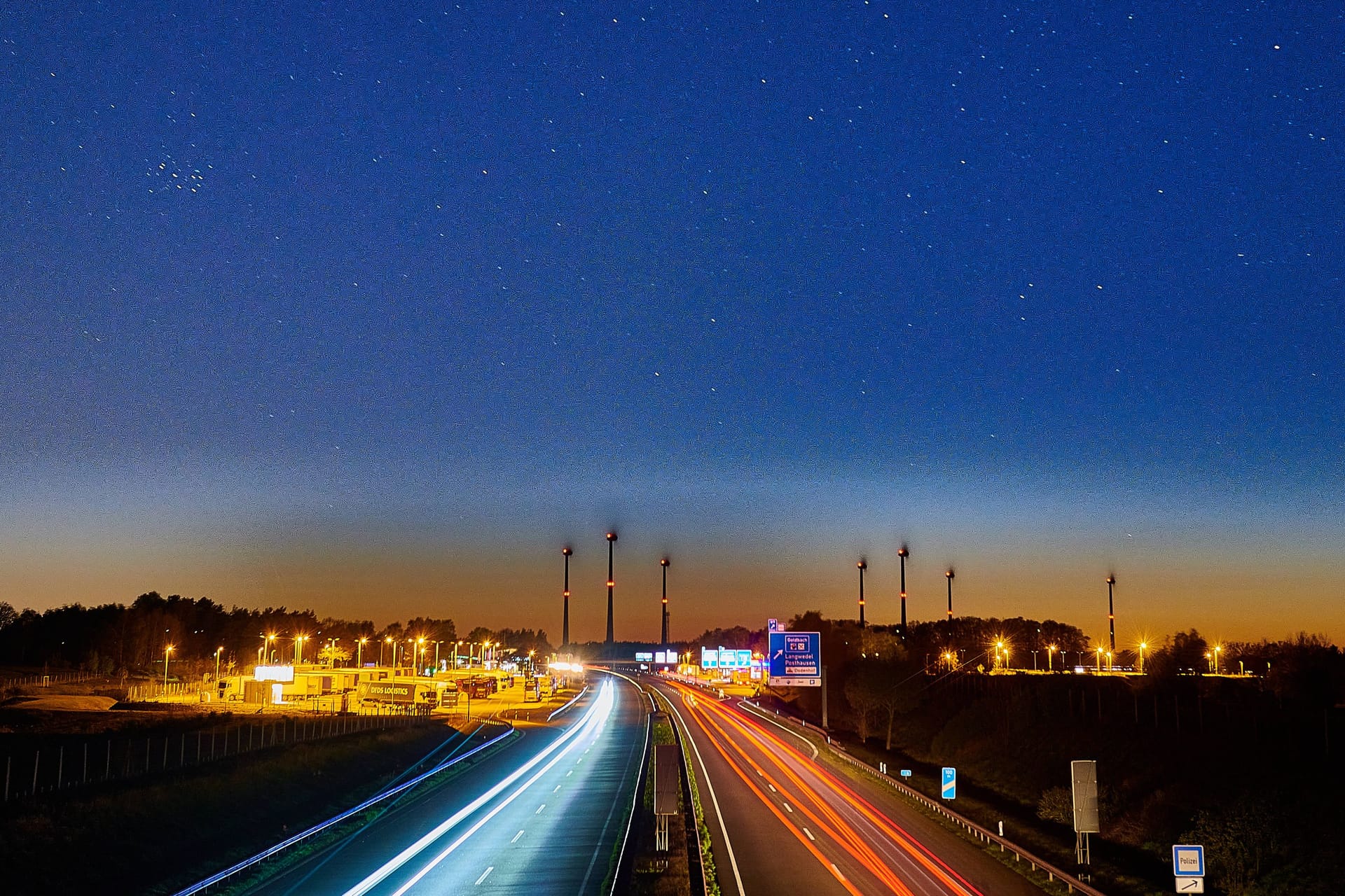 Die Autobahn-Raststätte Goldbach bei Nacht: Die A27 muss ein Wochenende lang gesperrt werden.