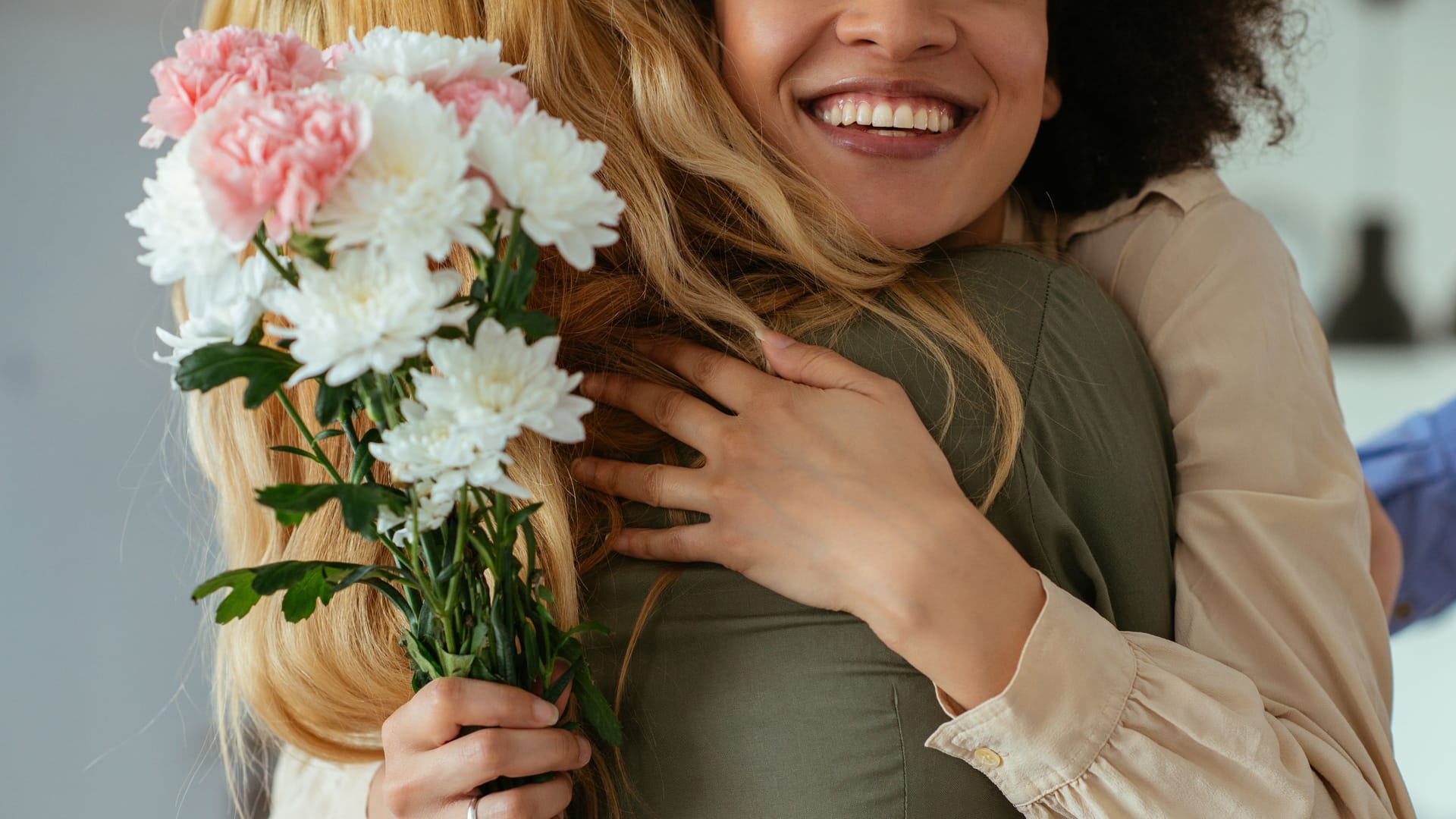 Zum Valentinstag lassen sich die schönsten Blumensträuße bequem online bestellen und direkt nach Hause liefern. (Symbolbild)