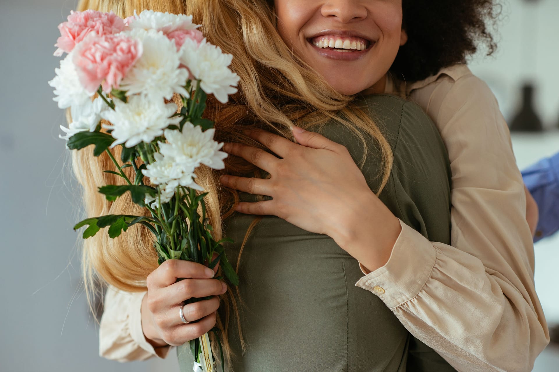 Zum Valentinstag lassen sich die schönsten Blumensträuße bequem online bestellen und direkt nach Hause liefern. (Symbolbild)