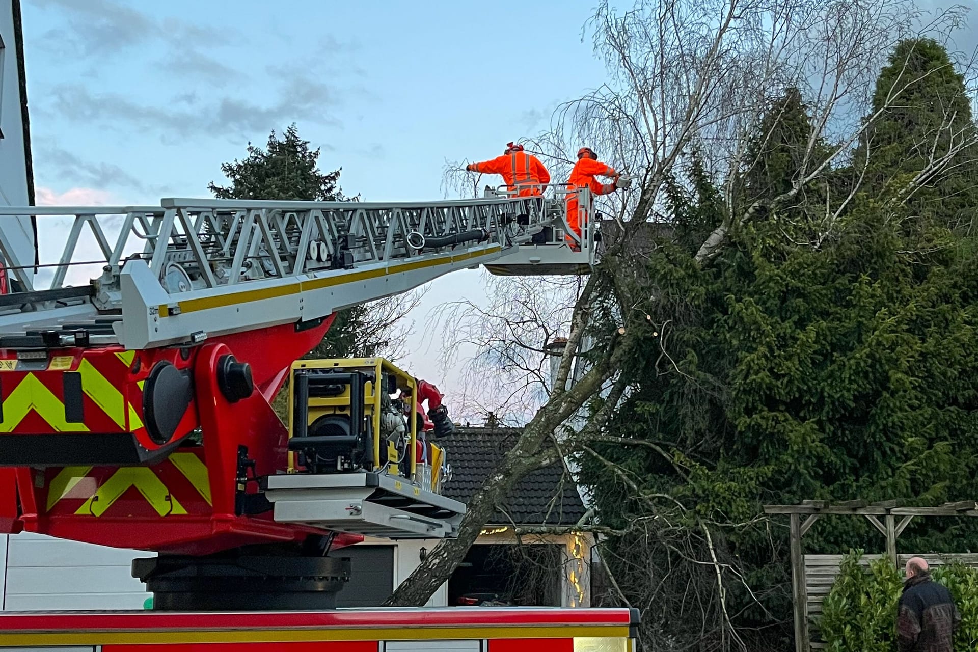 Ein Baum droht auf ein Haus zu stürzen – Die Feuerwehr war mit einer Drehleiter im Einsatz, um die Gefahr zu bannen.