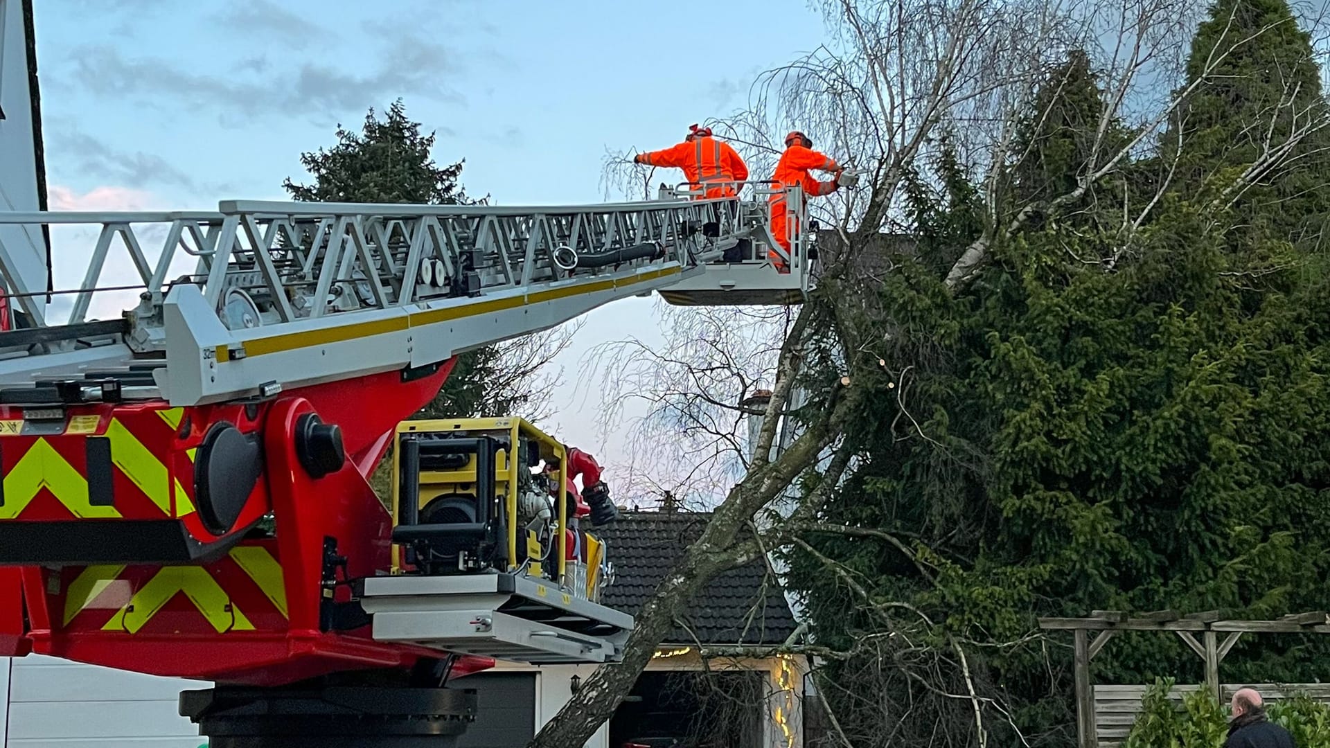 Ein Baum droht auf ein Haus zu stürzen – Die Feuerwehr war mit einer Drehleiter im Einsatz, um die Gefahr zu bannen.