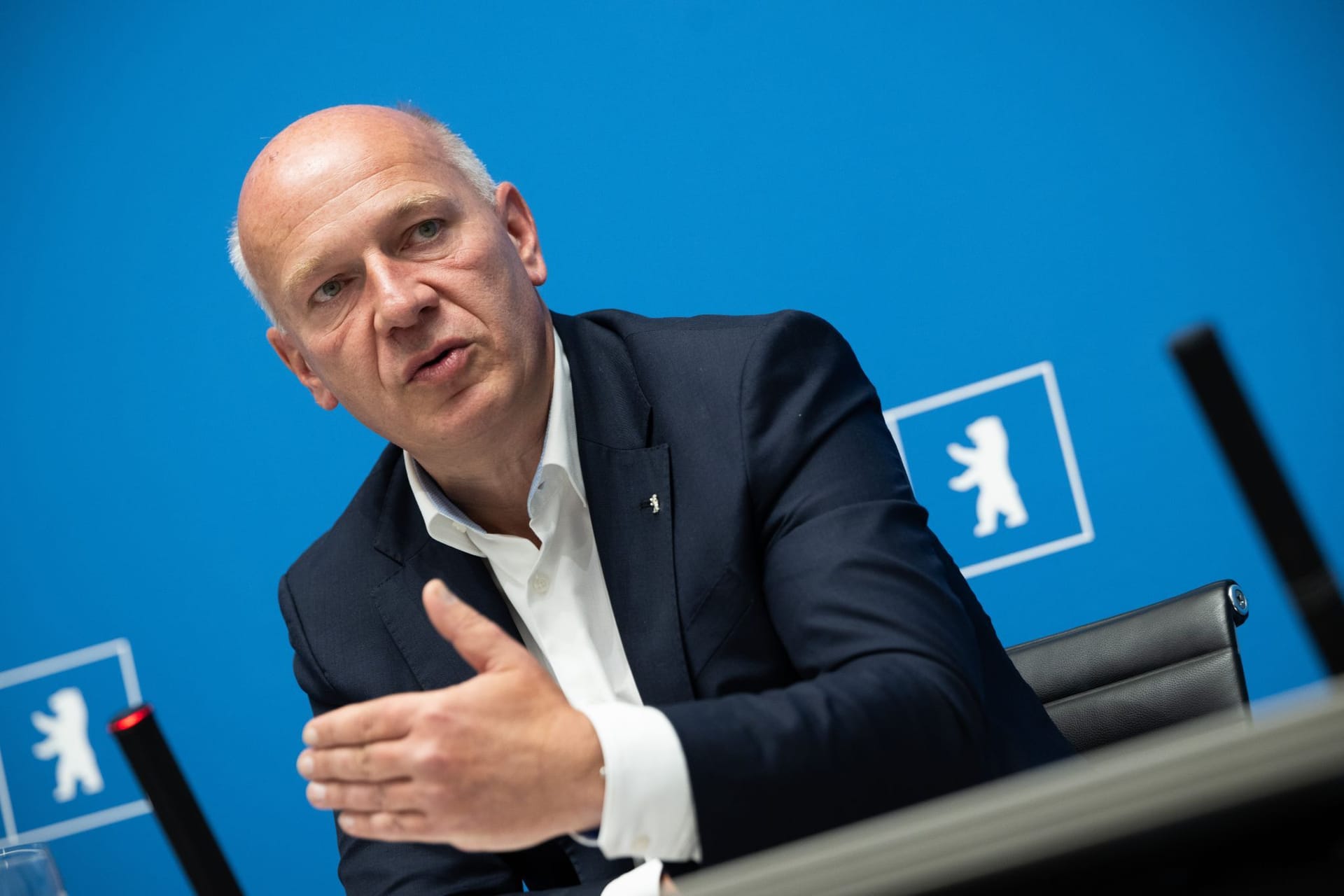 ARCHIV - 21.08.2024, Berlin: Kai Wegner (CDU), Regierender Bürgermeister von Berlin, spricht während einer Pressekonferenz im Roten Rathaus.