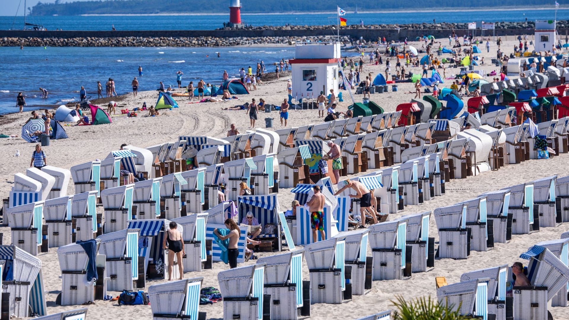 Urlauber an der Ostsee