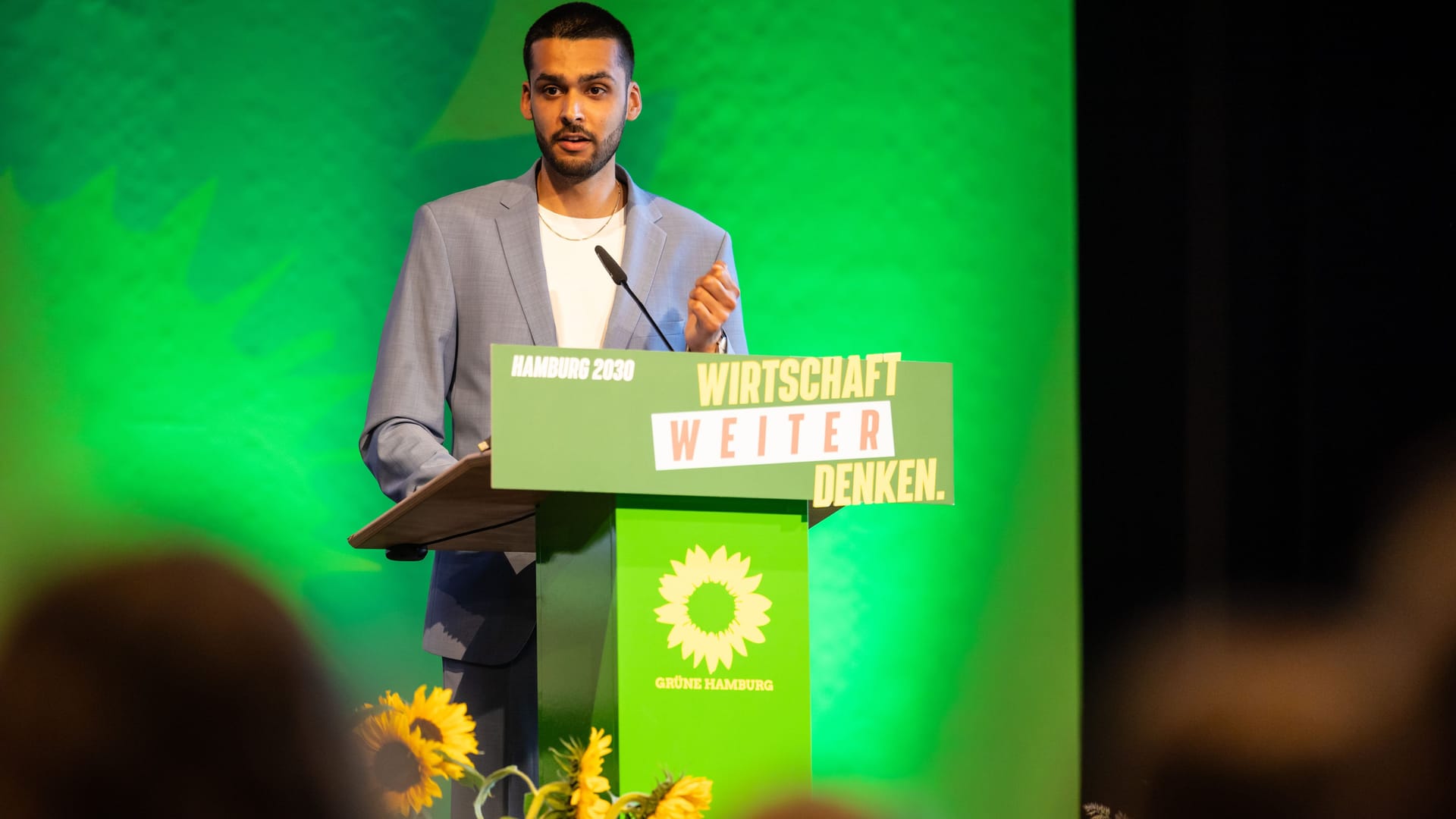 Leon Alam auf einer Parteiveranstaltung (Archivbild): Der Hamburger Grünen-Chef fordert mehr Mut mit Blick auf die Klimapolitik der Stadt.