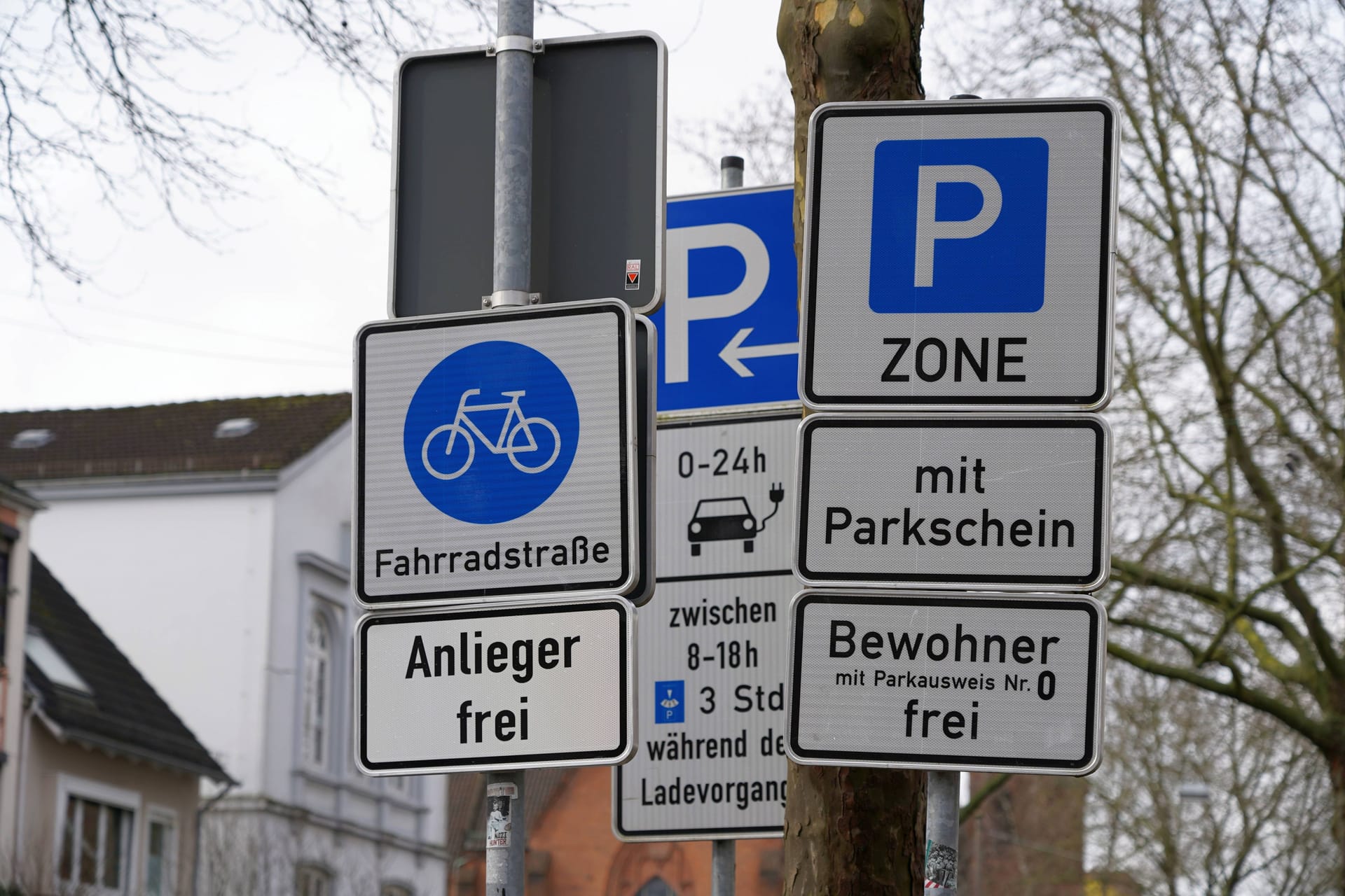 Schilderwald an der Einfahrt zur Humboldtstraße in Bremen (Symbolbild): Die Parkgebühre erhöhen sich.