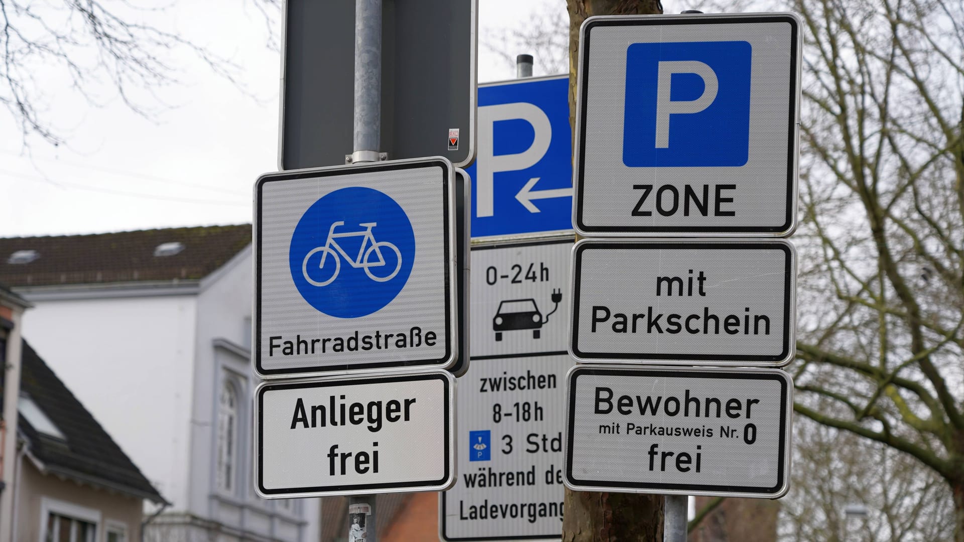 Schilderwald an der Einfahrt zur Humboldtstraße in Bremen (Symbolbild): Die Parkgebühre erhöhen sich.