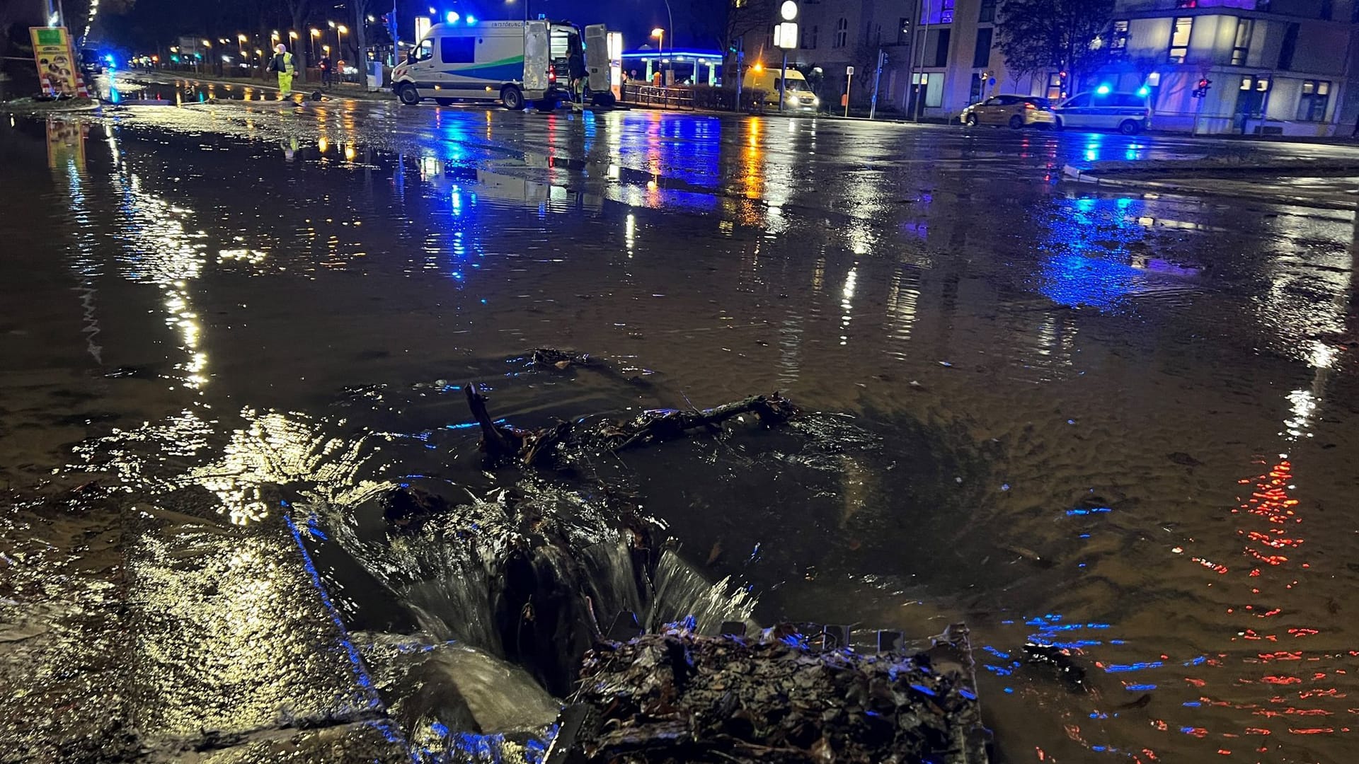 Wasser läuft über die Seestraße: In weiten Teilen Berlins ist am Silvesterabend das Wasser ausgefallen.