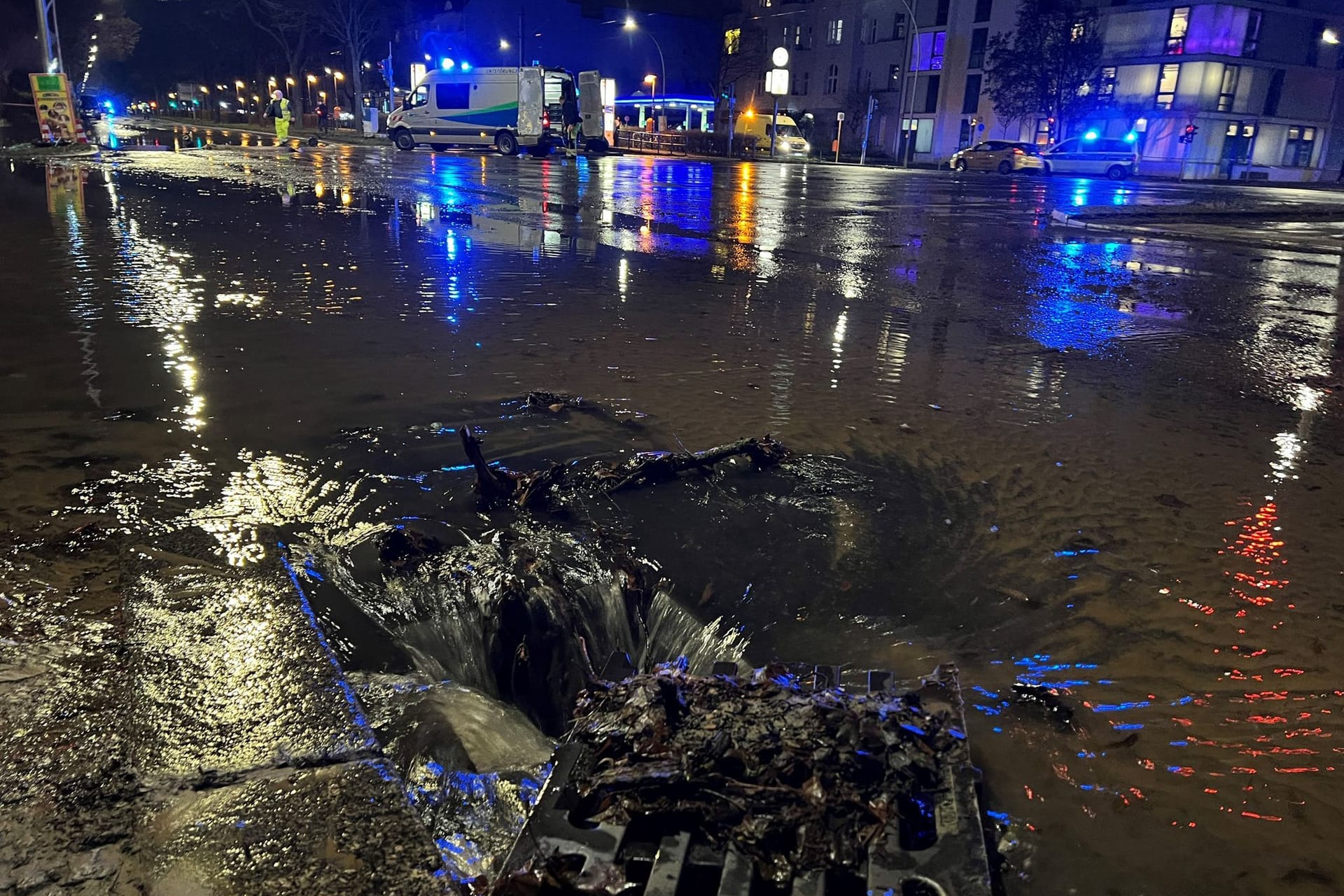 Wasser läuft über die Seestraße: In weiten Teilen Berlins ist am Silvesterabend das Wasser ausgefallen.