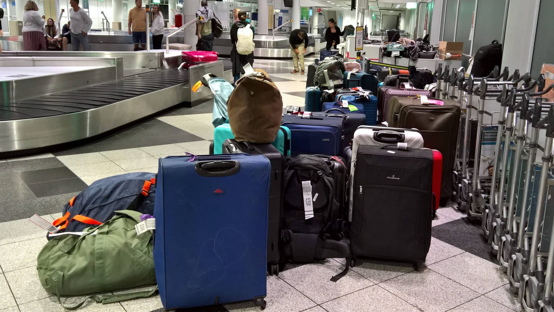 Ein Gepäckband an einem Flughafen (Symbolbild): Ein rechter portugiesischer Politiker soll mehrmals Koffer gestohlen haben.