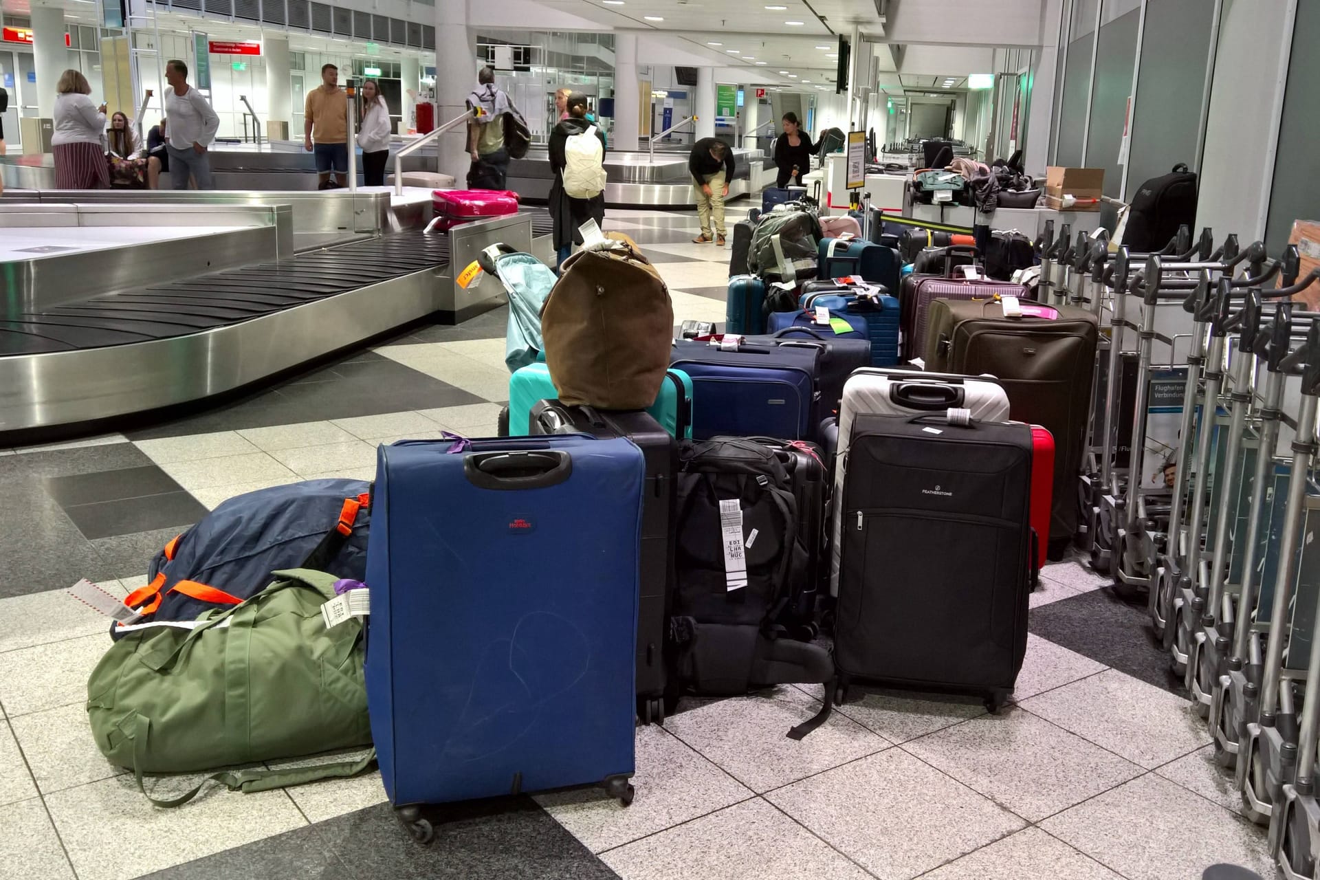 Ein Gepäckband an einem Flughafen (Symbolbild): Ein rechter portugiesischer Politiker soll mehrmals Koffer gestohlen haben.