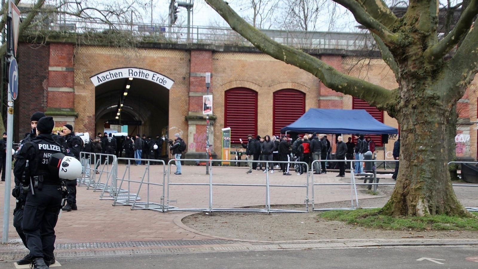 Etwa 40 Neonazis haben sich am Bahnhof Rothe Erde versammelt.