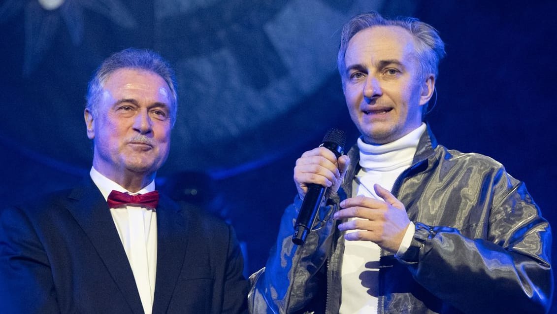 Jan Böhmermann (rechts) tritt zusammen mit Claus Weselsky, dem Ex-Vorsitzenden der Gewerkschaft Deutscher Lokomotivführer, zu Beginn seiner Showtournee in der Jahrhunderthalle Frankfurt auf.