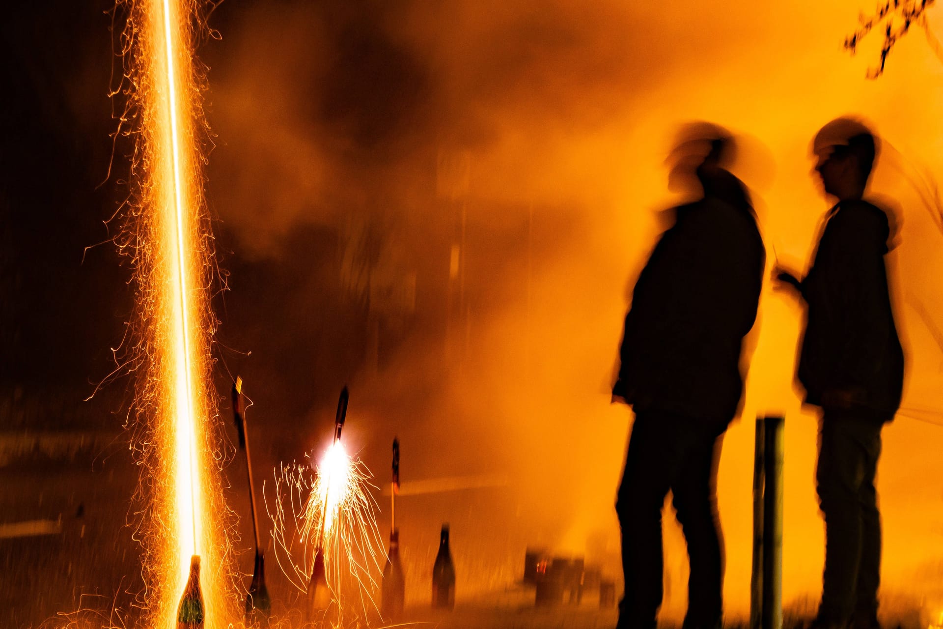 Raketen steigen in die Luft (Archivbild): Bei einem Influencer, der eine Rakete in eine Wohnung schoss, besteht laut Staatsanwaltschaft Fluchtgefahr.