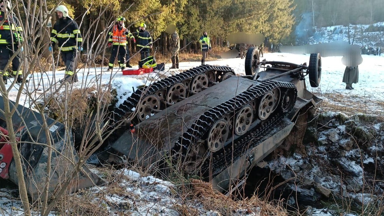 Der historische Panzer: Das Fahrzeug verunglückte, als es auf einer vereisten Brücke ins Schleudern geriet.