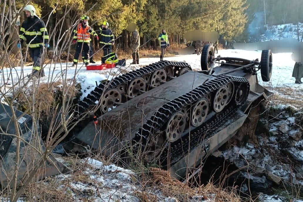 Der historische Panzer: Das Fahrzeug verunglückte, als es auf einer vereisten Brücke ins Schleudern geriet.