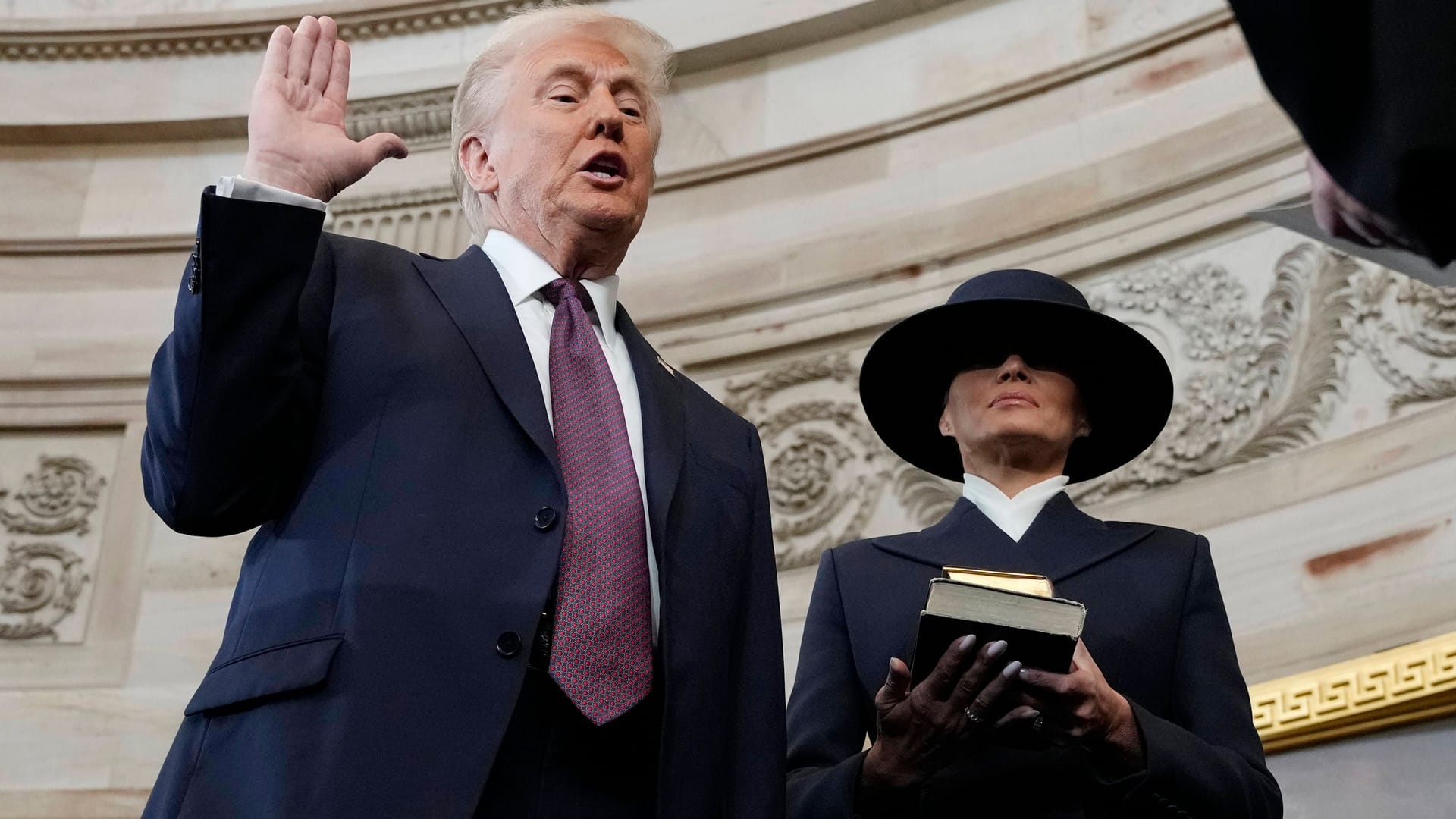 Donald Trump bei seiner Vereidigung, neben ihm seine Frau Melania.