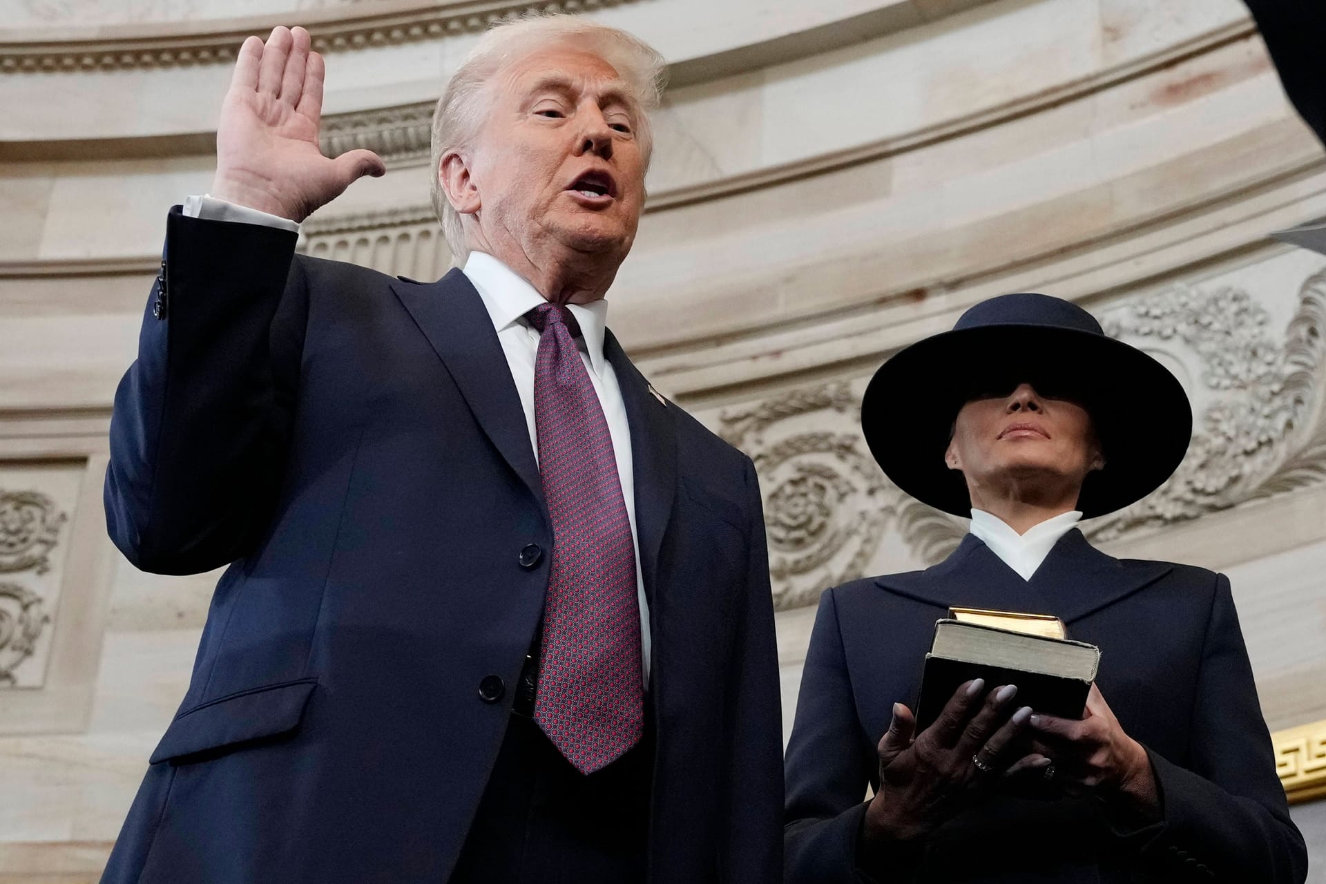 Donald Trump bei seiner Vereidigung, neben ihm seine Frau Melania.