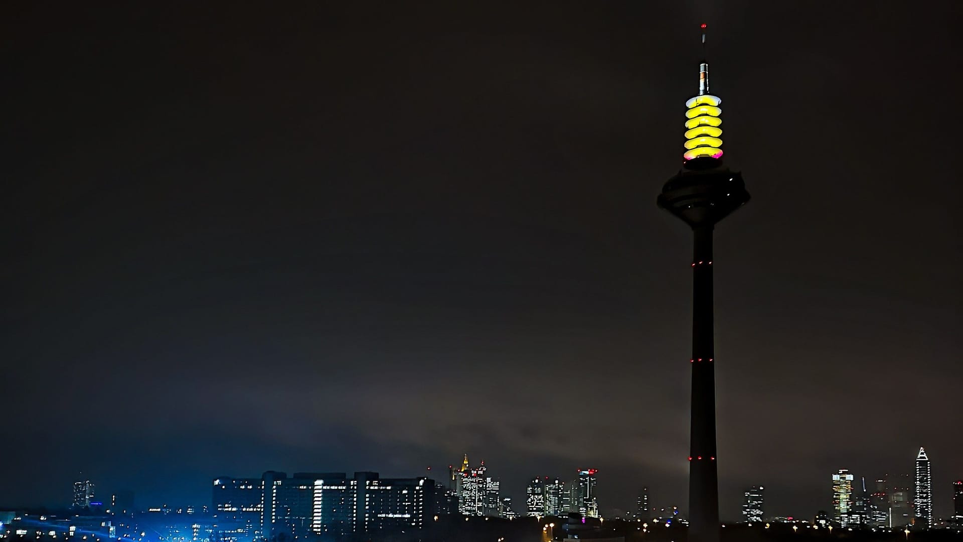 Zum 80. Befreiungstag von Auschwitz wird die Spitze des Europaturms in gelbem Licht beleuchtet. Er symbolisiert so eine Kerze.