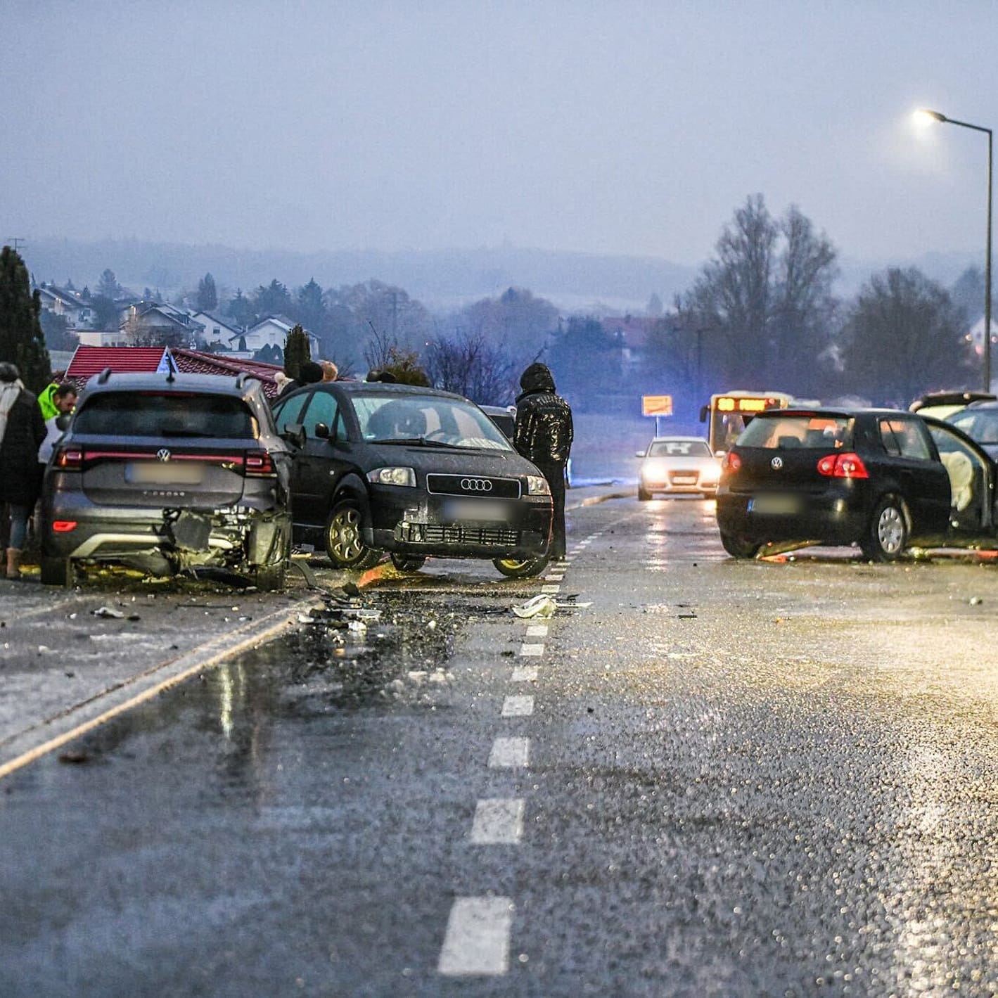 Unfall nach Glatteis mit mehreren Fahrzeugen