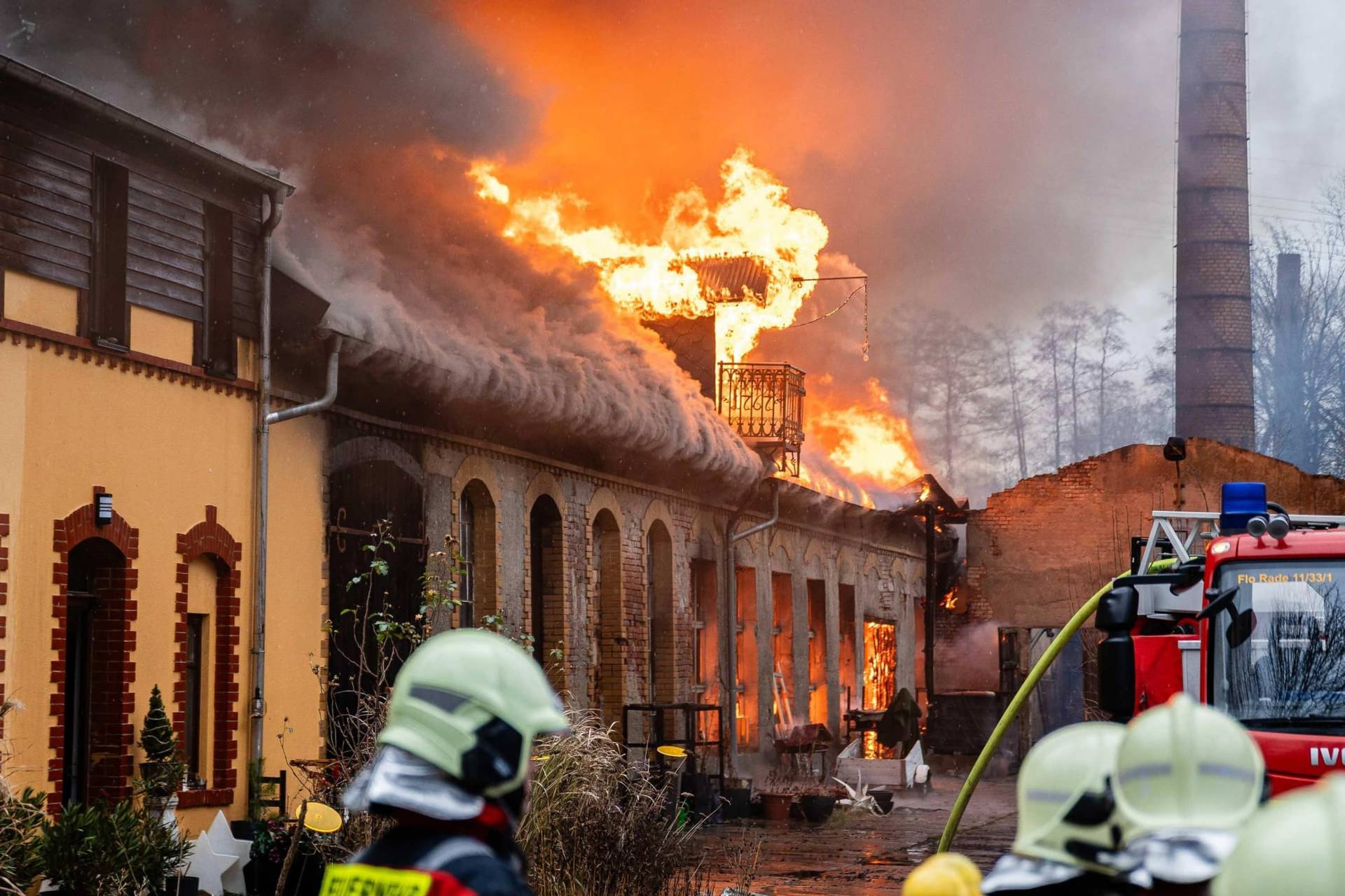 Nach knapp vier Stunden ist die Feuerwehr immer noch vor Ort: Der starke Rauch erschwert die Löscharbeiten.