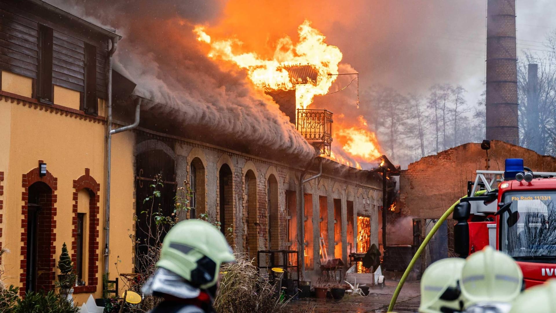 Nach knapp vier Stunden ist die Feuerwehr immer noch vor Ort: Der starke Rauch erschwert die Löscharbeiten.