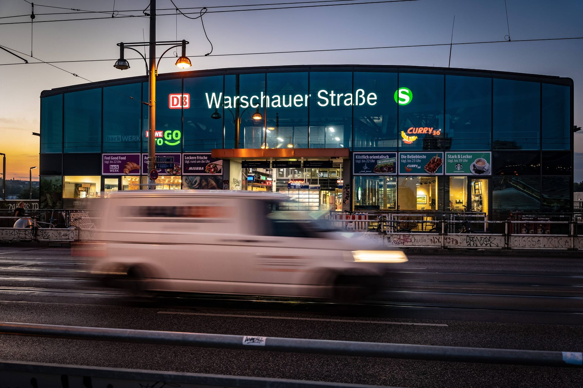 Warschauer Straße (Archivbild): In Friedrichshain ist ein Mann verletzt worden, nachdem er aus einer Bar geflüchtet war.