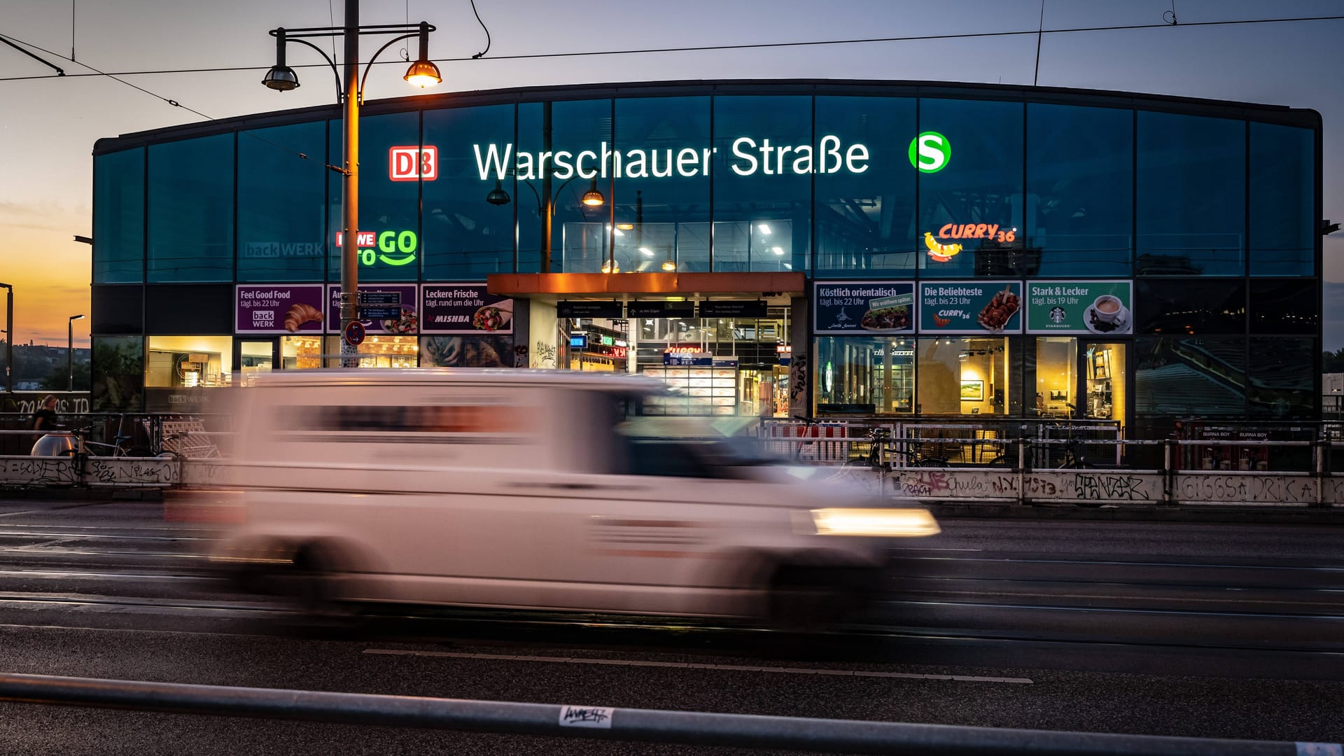 Warschauer Straße (Archivbild): In Friedrichshain ist ein Mann verletzt worden, nachdem er aus einer Bar geflüchtet war.