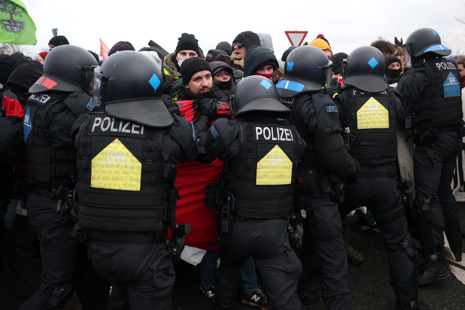 Am Rande des AfD-Parteitags kam es zu Protesten: Der Innenminister spricht von schwierigen Polizeieinsätzen in Riesa.