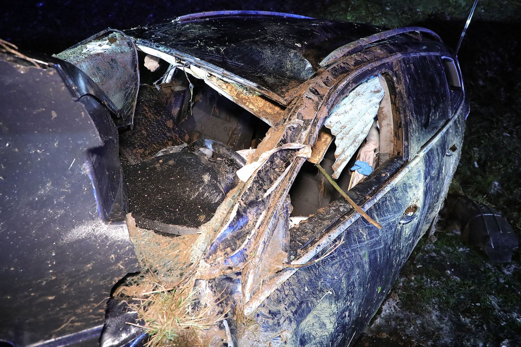 Bei einem Unfall auf der A4 bei Dresden hat sich am späten Sonntagabend ein Auto überschlagen.