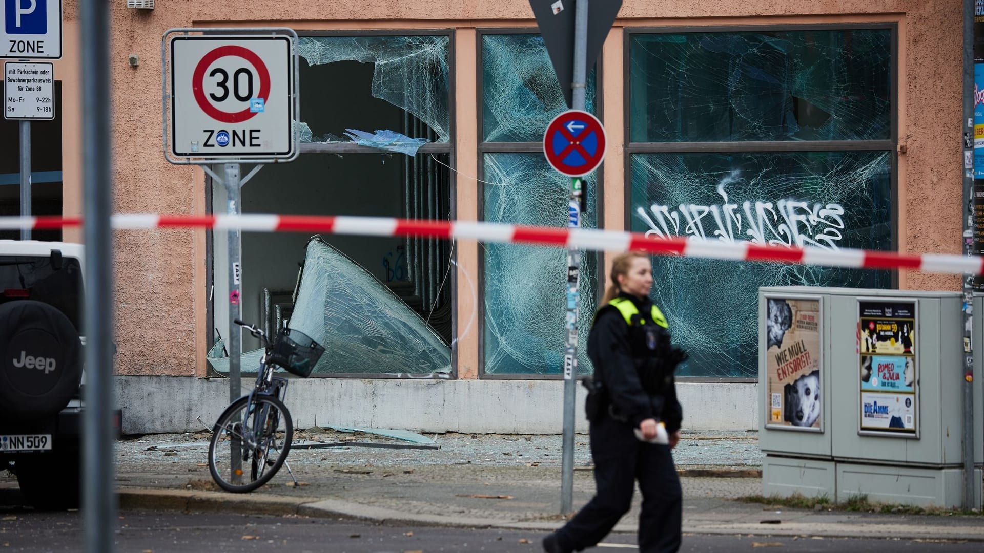 Schwere Schäden durch mutmaßliche Kugelbombe