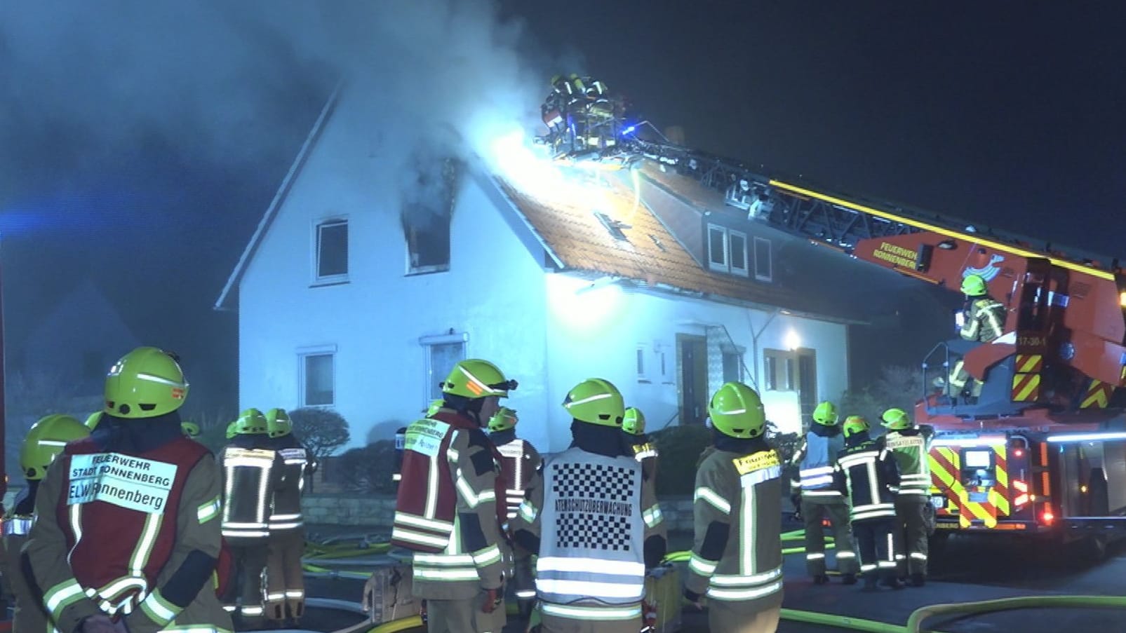 Einsatzkräfte bei der Löschung des Brandes am Sonntagabend.