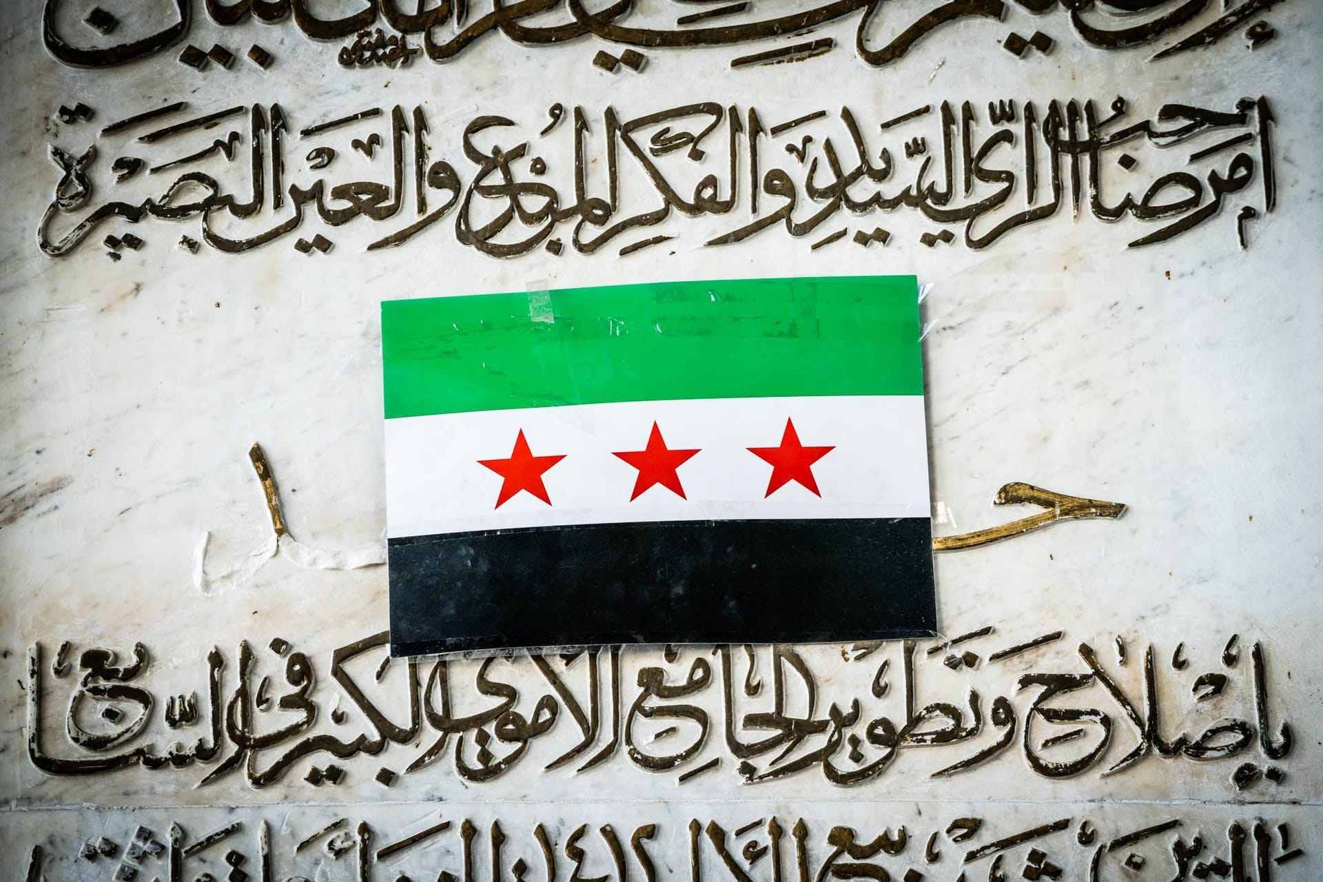 Die Revolutionsflagge des neuen Syriens.