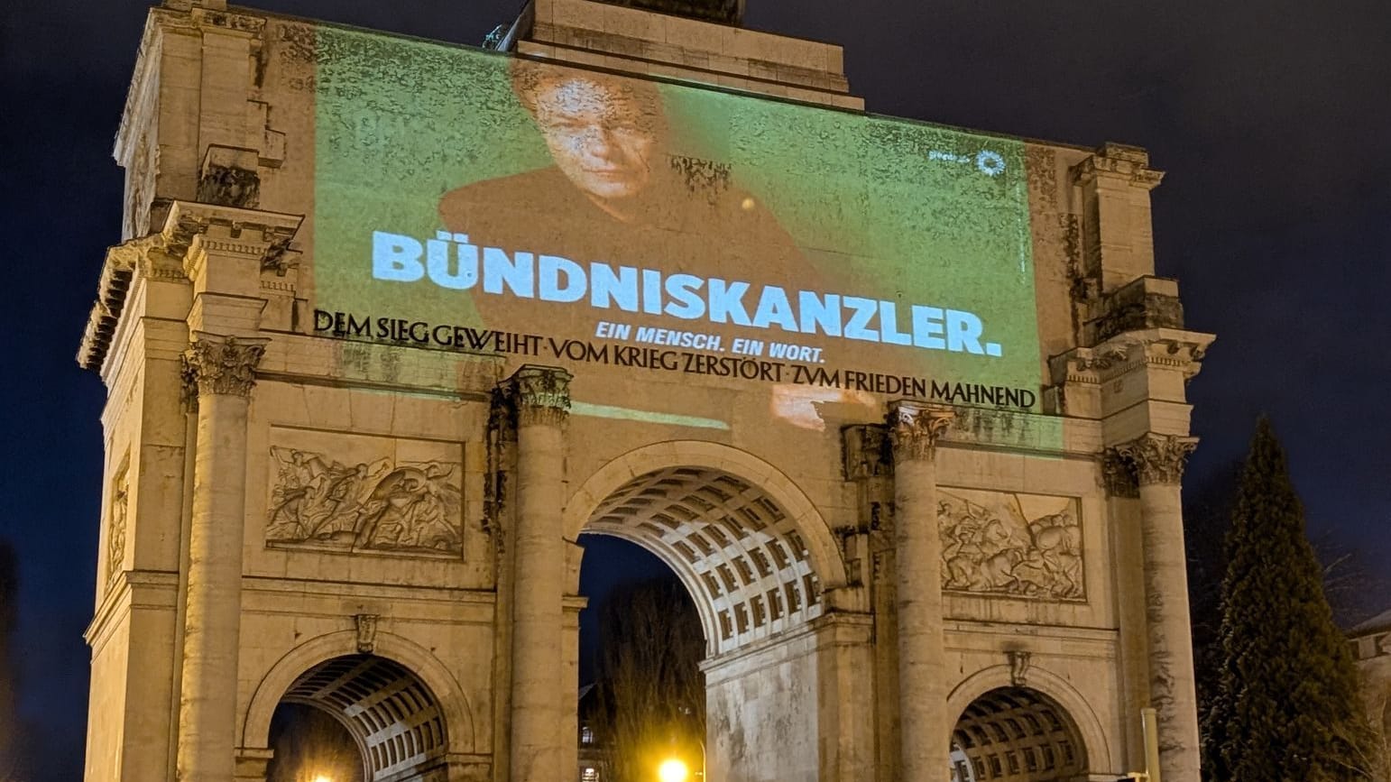 Grünenspitzenkandidat Robert Habeck als Projektion auf dem Münchner Siegestor: Die Partei hatte laut der Stadtverwaltung keine Genehmigung für die Aktion.