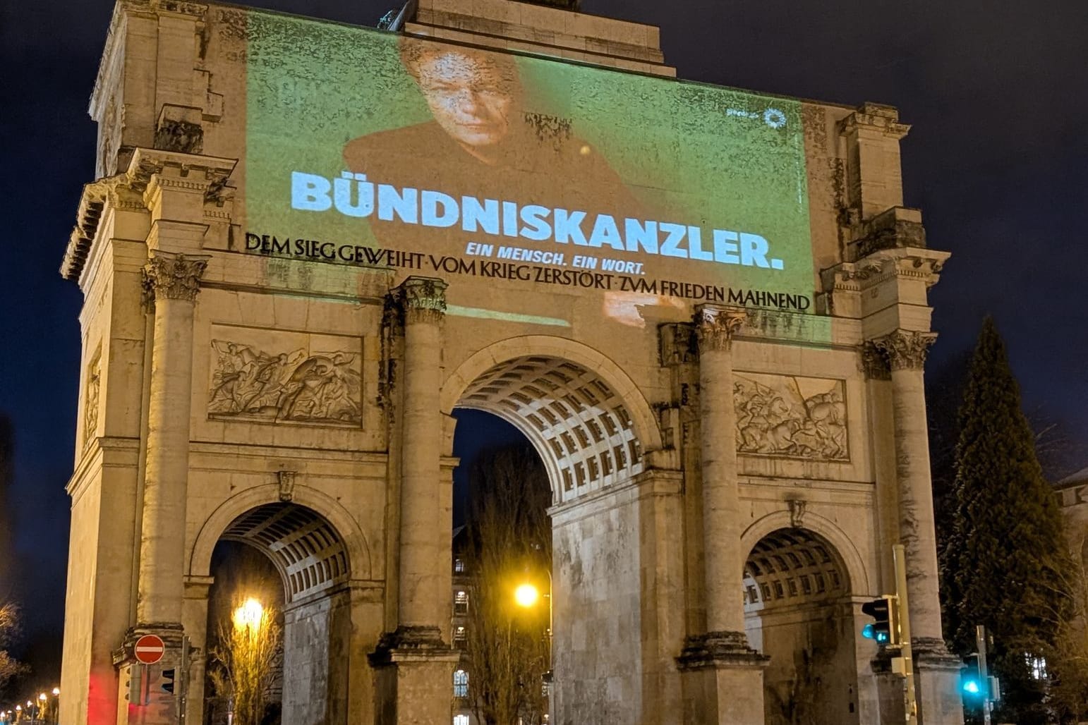 Grünenspitzenkandidat Robert Habeck als Projektion auf dem Münchner Siegestor: Die Partei hatte laut der Stadtverwaltung keine Genehmigung für die Aktion.