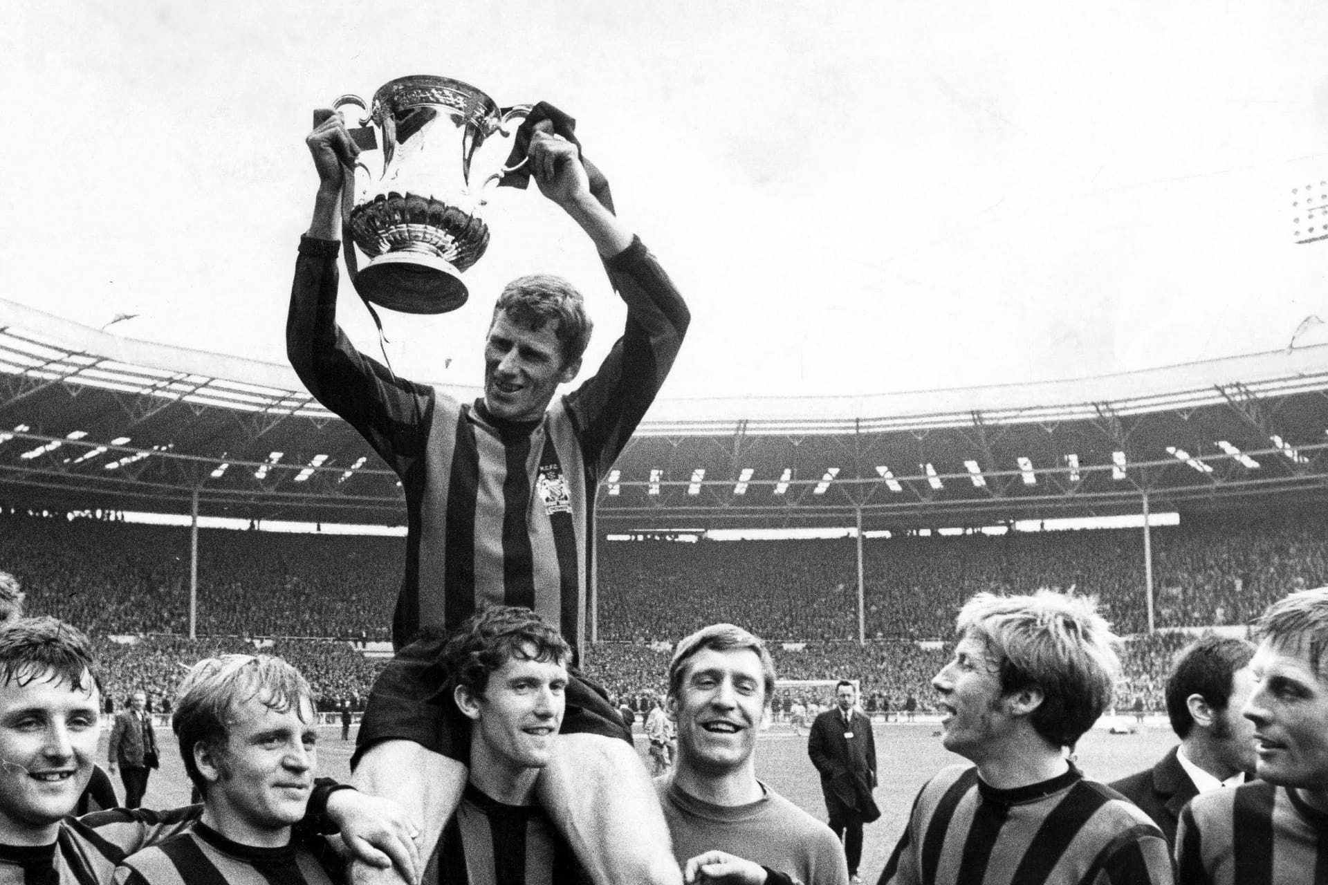 Tony Book im Jahr 1969: Er hält als Kapitän die FA-Cup-Trophäe.