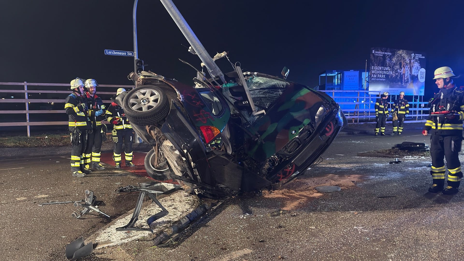 Der BMW ist nur noch Schrott: Der Fahrer kam nach seiner Befreiung in den Schockraum einer Klinik.