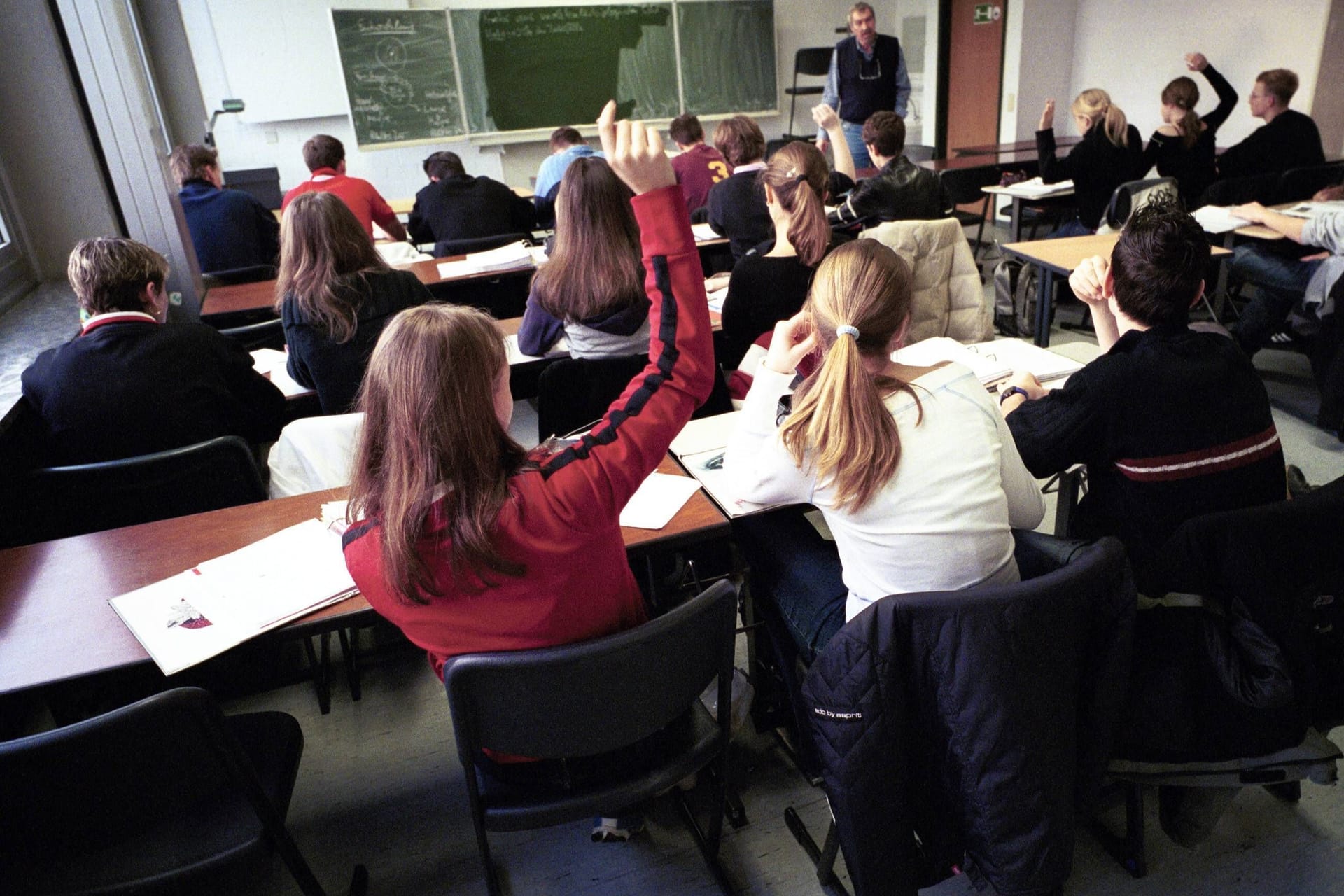 Unterricht in einer Schulklasse (Symbolbild): Rechtsextreme Vorfälle nehmen an sächsischen Schulen zu.