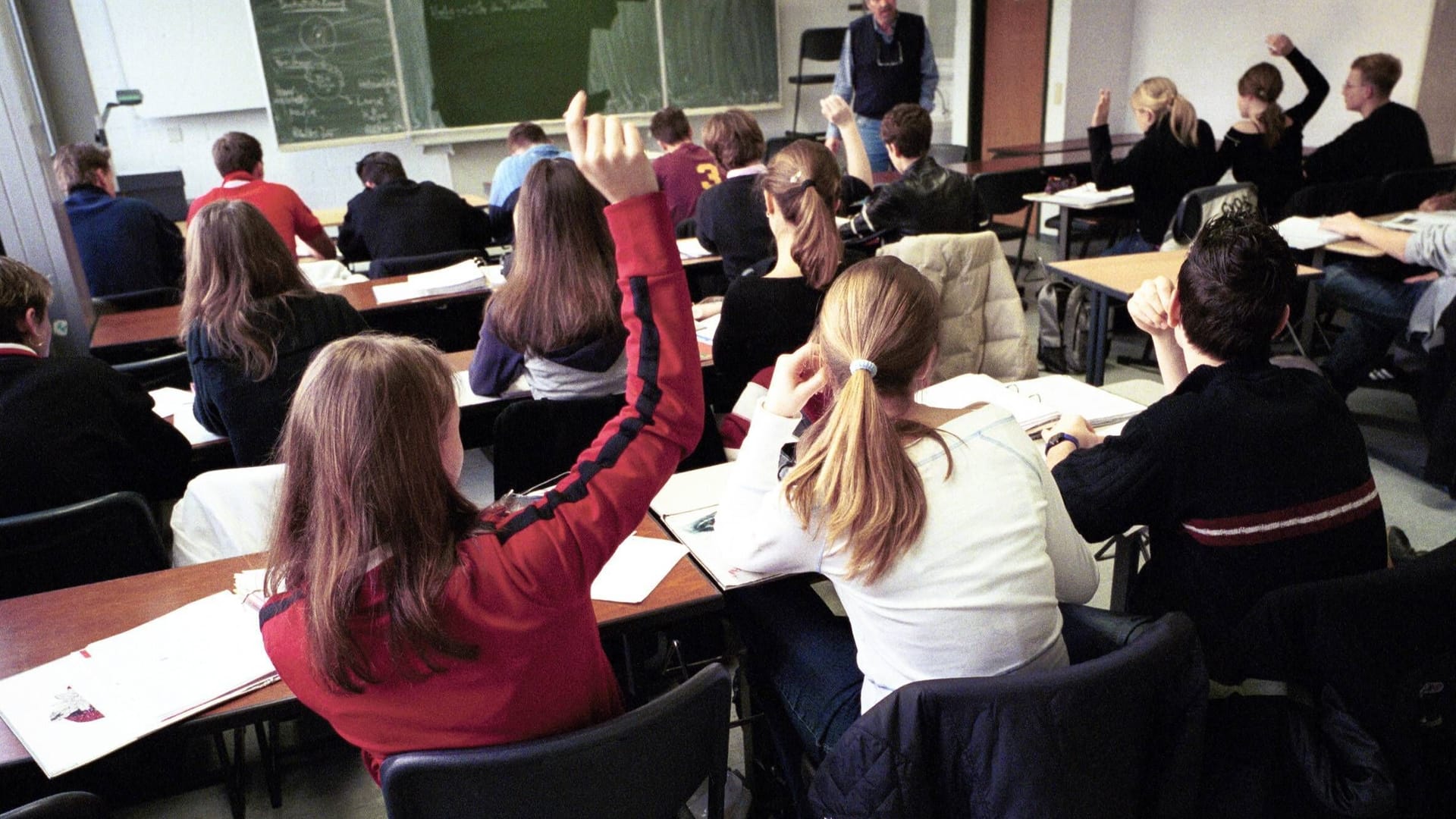 Unterricht in einer Schulklasse (Symbolbild): Rechtsextreme Vorfälle nehmen an sächsischen Schulen zu.