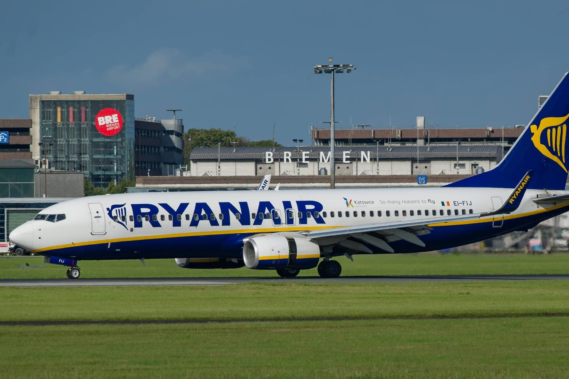 Ryanair-Maschine steht am Bremer Flughafen: Das Angebot wird bald erweitert.