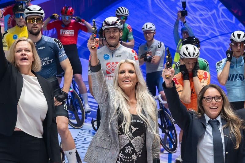 Radsport: Erster Tag der Bremer Sixdays: Nancy Faeser (l-r), Bundesinnenministerin, Natalie Horler, Sängerin der Band Cascada, und Yvonne Dommaschke, ehrenamtliche Feuerwehrfrau aus dem Bremer Umland, geben in der VB-Arena den Startschuss für die Sixdays ab. Das Radrennen geht vom 10. bis zum 13.01.2025.