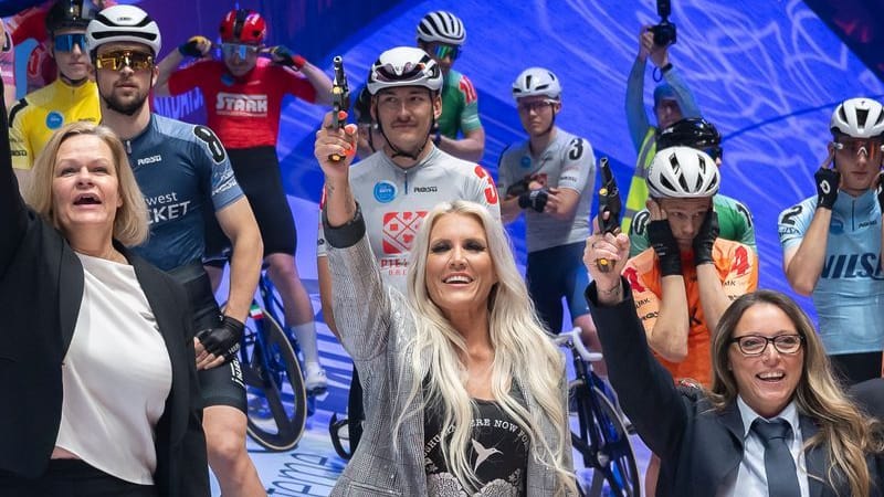 Radsport: Erster Tag der Bremer Sixdays: Nancy Faeser (l-r), Bundesinnenministerin, Natalie Horler, Sängerin der Band Cascada, und Yvonne Dommaschke, ehrenamtliche Feuerwehrfrau aus dem Bremer Umland, geben in der VB-Arena den Startschuss für die Sixdays ab. Das Radrennen geht vom 10. bis zum 13.01.2025.