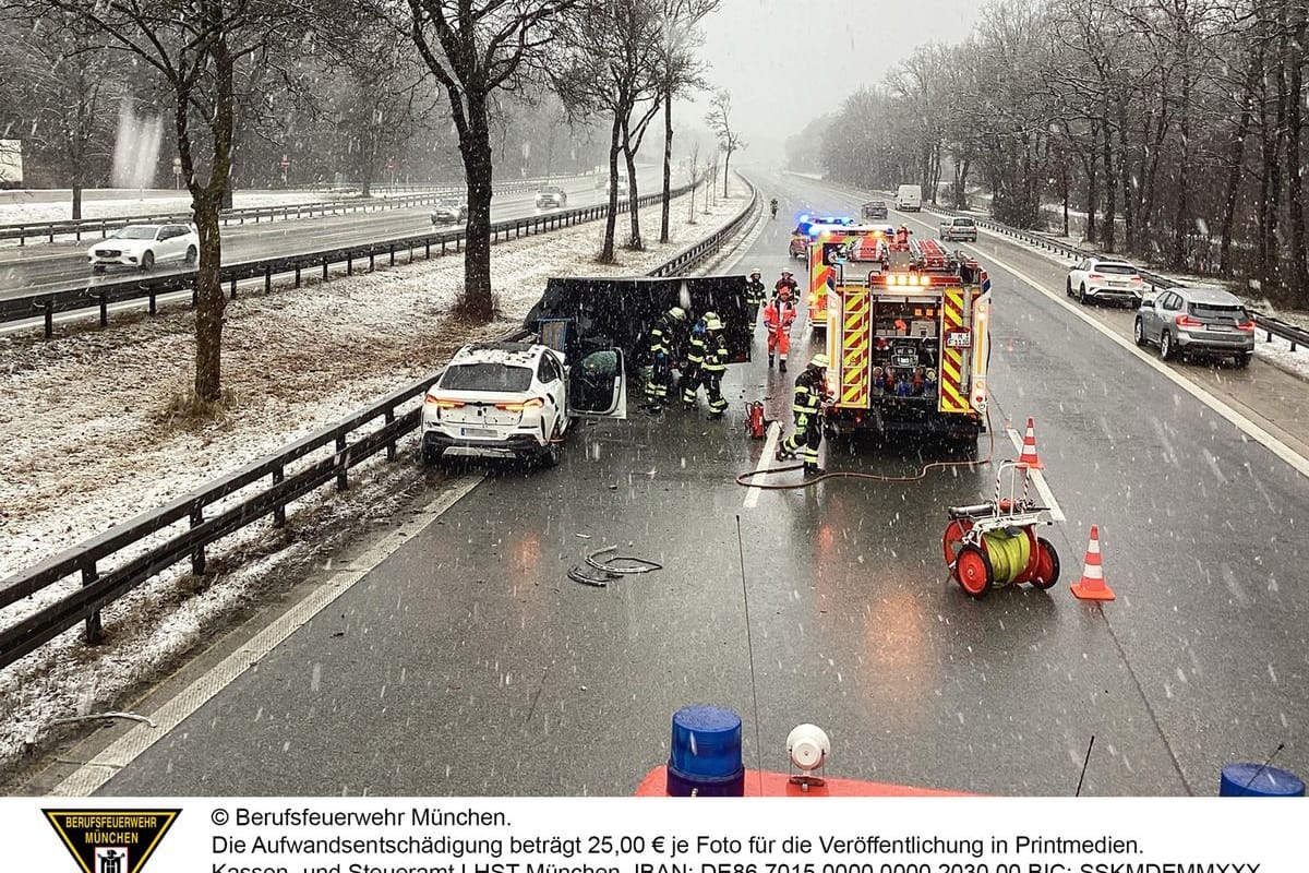 Ein Transporter verlor am Dienstag seinen Anhänger – ein herannahendes Auto konnte nicht mehr bremsen und fuhr frontal hinein.