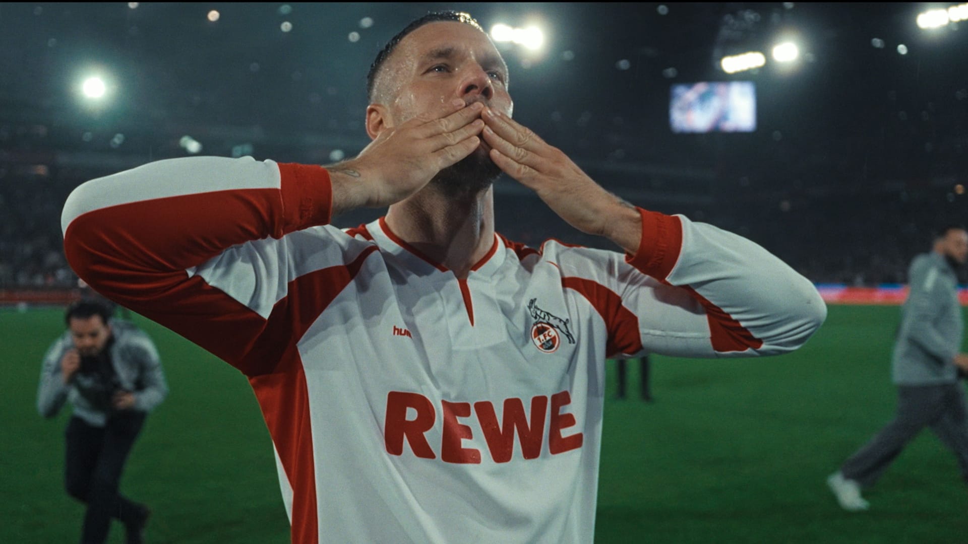 Ausschnitt aus der angekündigten Netflix-Dokumentation: Podolski bei seinem Abschiedsspiel in Köln im vergangenen Jahr.