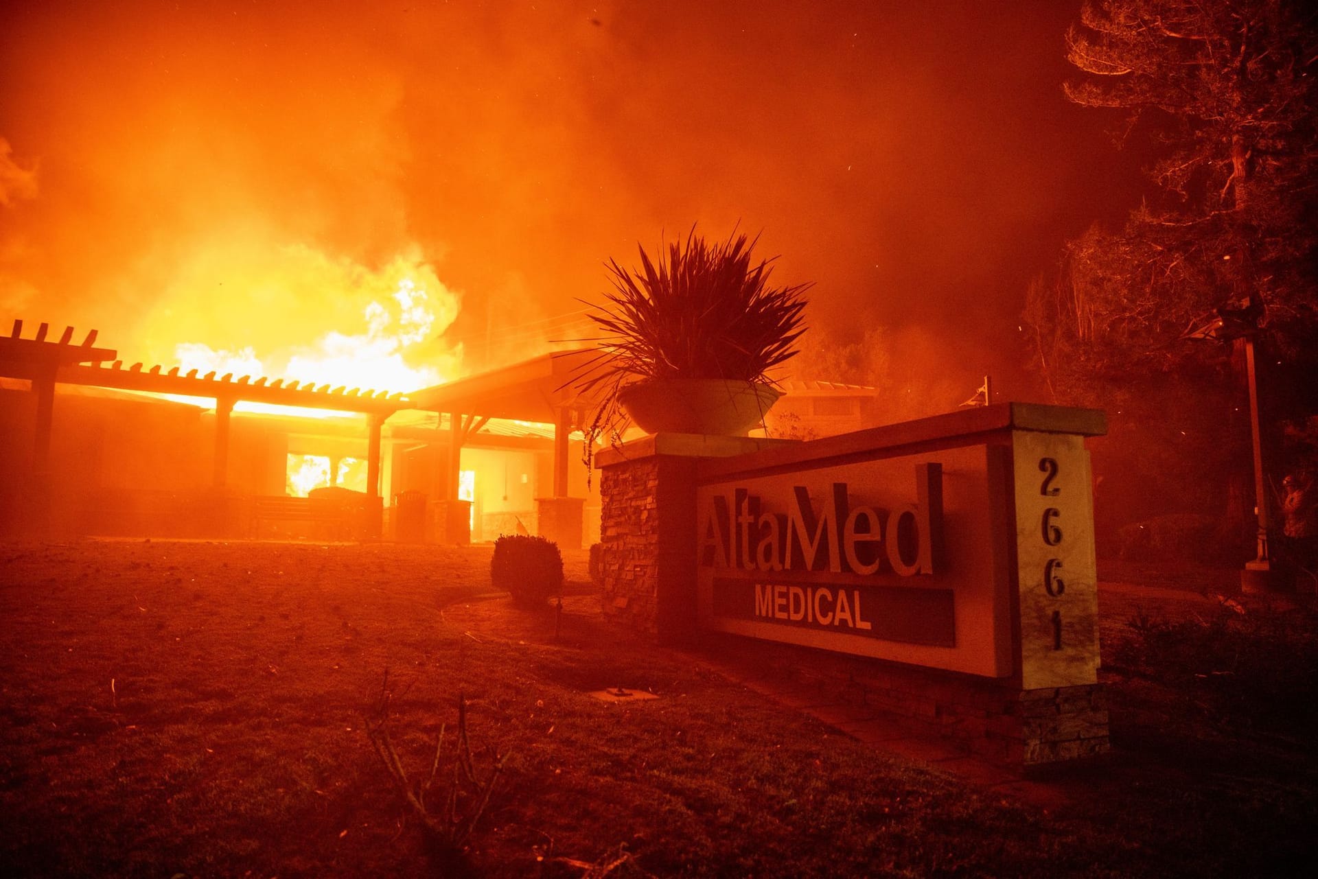 Ein Krankenhaus steht in Flammen in Altadena.