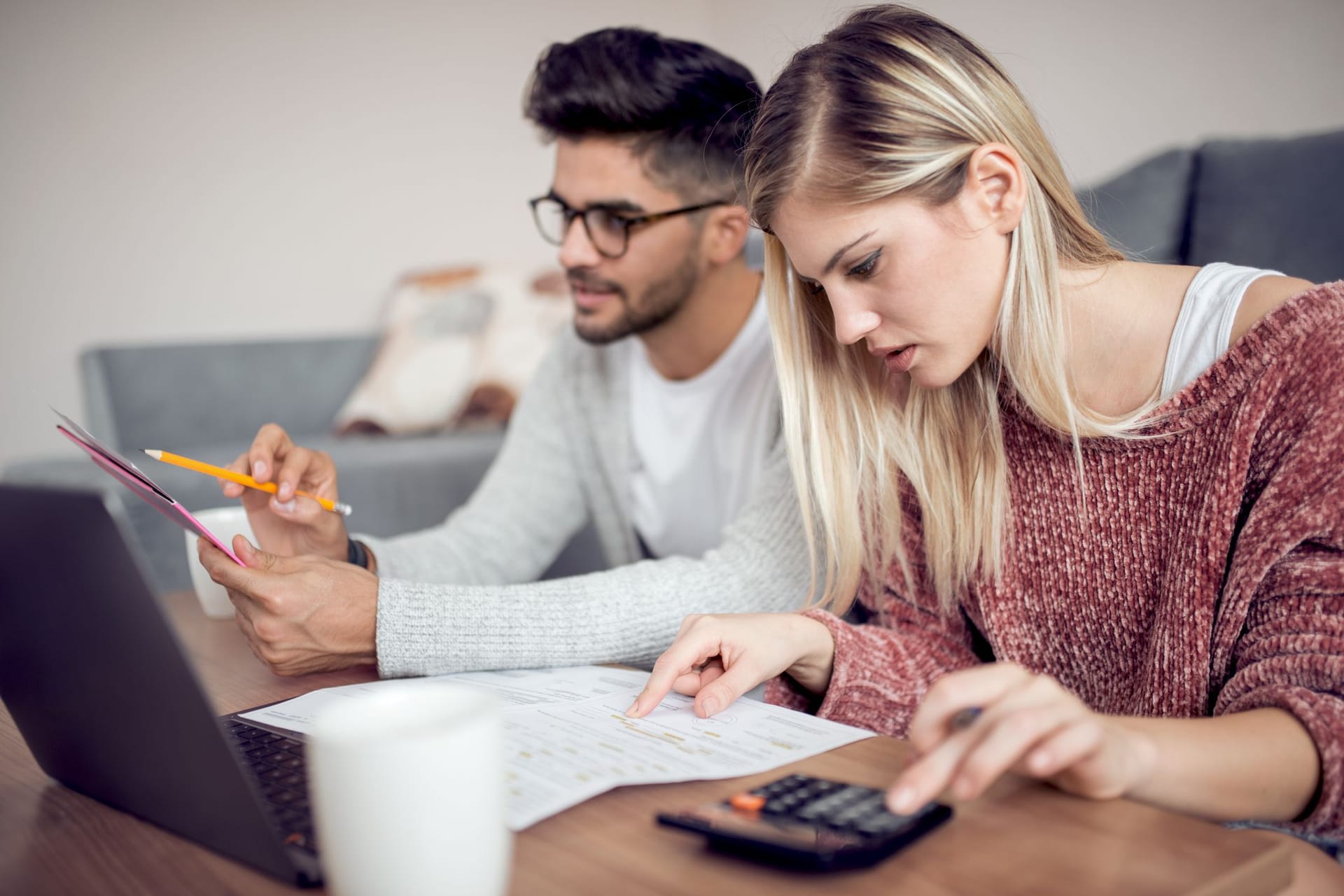 Paar prüft seine Finanzen: Für ein Gemeinschaftskonto gelten besondere Regeln.