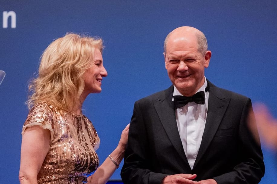 Bundeskanzler Olaf Scholz (SPD) mit Nicole Marianne Grünewald, Präsidentin der IHK Köln, beim Neujahrsempfang der IHK Köln in der Flora.