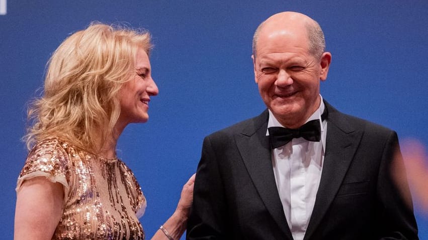 Bundeskanzler Olaf Scholz (SPD) mit Nicole Marianne Grünewald, Präsidentin der IHK Köln, beim Neujahrsempfang der IHK Köln in der Flora.