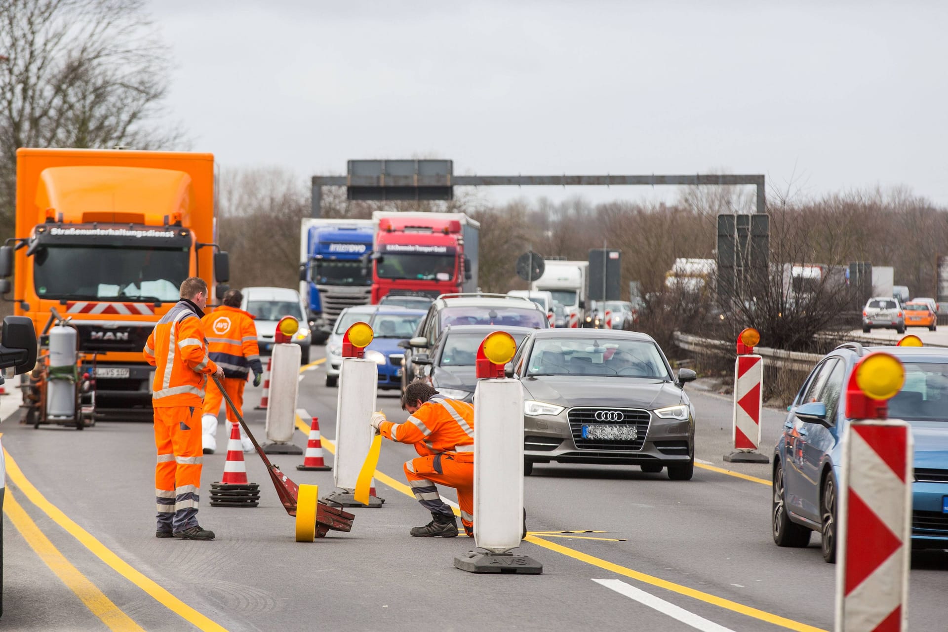 Teilsperrung einer Autobahn (Symbolbild): Dringende Reparaturarbeiten in Hamburg sorgen für Verkehrsbehinderungen.